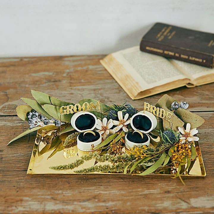 ゼクシィさんのインスタグラム写真 - (ゼクシィInstagram)「【ドライフラワーのリングトレーをDIY💐】 . シャビーな雰囲気がおしゃれとインテリアなどで 大人気のドライフラワー🌿 . 真ちゅうのトレーの華やかさと ナチュラルなドライフラワーがマッチしたリングピロー。 可愛いスイーツのような小さめのリングケースを選ぶと、 マリッジリングの存在感が際立ってより素敵💓 . ＜材料＞ ●真ちゅうのトレー　縦15cm×横25cm （雑貨店、ネットショップなどで販売） ●リングケース　２個 （雑貨店、ネットショップなどで販売） ●レタリングアルファベット ゴールド　高さ17ｍｍ前後のもの （ネットショップ、文具店で販売。 スクラップブッキングなどで検索するとよい） ●真ちゅうの棒　直径0.8mm 長さ13cmと12cmを各1本 （ホームセンターで販売） ●ドライフラワー　 左から、１アマランサス ４本、２ユーカリ １枝、 ３テトラゴナッツ １枝、４プチフラワー 花首３つ分ほど、 ５エリンジューム 花首４つ分ほど （手芸店、ドライフラワーショップなどで販売） . ＜道具＞ ●グルーガン ●ハサミ ●ペンチ ●木工用接着剤 . HOWTOは、#ゼクシィアプリ にて！ 「簡単フォト映え！花嫁DIY vol.43【ドライフラワーのリングトレー】」 . +♥+:;;;:+♥+:;;;:+♥+:;;;:+♥+:;;;:+♥+:;;;:+♥ . プロポーズから結婚式まで素敵なお写真募集中📸 . ゼクシィ公式アカウントでお写真を紹介してみませんか？ 【#ゼクシィ2020】 を付けて投稿してください💌 . +♥+:;;;:+♥+:;;;:+♥+:;;;:+♥+:;;;:+♥+:;;;:+♥ . ▼花嫁さんダウンロード数No.1 ゼクシィアプリはURLから🙌 @zexyrecruit . . #結婚指輪#マリッジリング#結婚指輪探し#結婚指輪選び#結婚指輪迷子 _ #リングピローdiy#花嫁diy#結婚指輪手作り#結婚指輪オーダー#マリッジリング探し#ブライダルアイテム#ウェディングアイテム#リングトレー#エンゲージリング _ #リングピロー#リングピロー手作り#2020冬婚#2020秋婚#2020夏婚#2020春婚#全国のプレ花嫁さんと繋がりたい#日本中のプレ花嫁さんと繋がりたい#婚約指輪探し#婚約指輪選び _ #プレ花嫁#ゼクシィ#ちーむゼクシィ#幸せが動きだしたらゼクシィ」6月10日 18時00分 - zexyrecruit