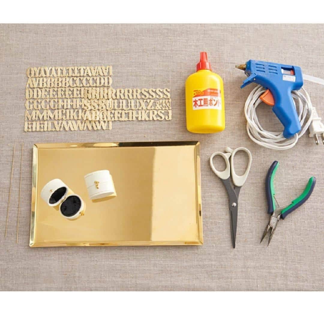 ゼクシィさんのインスタグラム写真 - (ゼクシィInstagram)「【ドライフラワーのリングトレーをDIY💐】 . シャビーな雰囲気がおしゃれとインテリアなどで 大人気のドライフラワー🌿 . 真ちゅうのトレーの華やかさと ナチュラルなドライフラワーがマッチしたリングピロー。 可愛いスイーツのような小さめのリングケースを選ぶと、 マリッジリングの存在感が際立ってより素敵💓 . ＜材料＞ ●真ちゅうのトレー　縦15cm×横25cm （雑貨店、ネットショップなどで販売） ●リングケース　２個 （雑貨店、ネットショップなどで販売） ●レタリングアルファベット ゴールド　高さ17ｍｍ前後のもの （ネットショップ、文具店で販売。 スクラップブッキングなどで検索するとよい） ●真ちゅうの棒　直径0.8mm 長さ13cmと12cmを各1本 （ホームセンターで販売） ●ドライフラワー　 左から、１アマランサス ４本、２ユーカリ １枝、 ３テトラゴナッツ １枝、４プチフラワー 花首３つ分ほど、 ５エリンジューム 花首４つ分ほど （手芸店、ドライフラワーショップなどで販売） . ＜道具＞ ●グルーガン ●ハサミ ●ペンチ ●木工用接着剤 . HOWTOは、#ゼクシィアプリ にて！ 「簡単フォト映え！花嫁DIY vol.43【ドライフラワーのリングトレー】」 . +♥+:;;;:+♥+:;;;:+♥+:;;;:+♥+:;;;:+♥+:;;;:+♥ . プロポーズから結婚式まで素敵なお写真募集中📸 . ゼクシィ公式アカウントでお写真を紹介してみませんか？ 【#ゼクシィ2020】 を付けて投稿してください💌 . +♥+:;;;:+♥+:;;;:+♥+:;;;:+♥+:;;;:+♥+:;;;:+♥ . ▼花嫁さんダウンロード数No.1 ゼクシィアプリはURLから🙌 @zexyrecruit . . #結婚指輪#マリッジリング#結婚指輪探し#結婚指輪選び#結婚指輪迷子 _ #リングピローdiy#花嫁diy#結婚指輪手作り#結婚指輪オーダー#マリッジリング探し#ブライダルアイテム#ウェディングアイテム#リングトレー#エンゲージリング _ #リングピロー#リングピロー手作り#2020冬婚#2020秋婚#2020夏婚#2020春婚#全国のプレ花嫁さんと繋がりたい#日本中のプレ花嫁さんと繋がりたい#婚約指輪探し#婚約指輪選び _ #プレ花嫁#ゼクシィ#ちーむゼクシィ#幸せが動きだしたらゼクシィ」6月10日 18時00分 - zexyrecruit