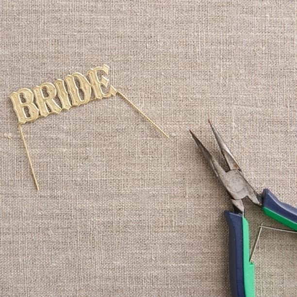 ゼクシィさんのインスタグラム写真 - (ゼクシィInstagram)「【ドライフラワーのリングトレーをDIY💐】 . シャビーな雰囲気がおしゃれとインテリアなどで 大人気のドライフラワー🌿 . 真ちゅうのトレーの華やかさと ナチュラルなドライフラワーがマッチしたリングピロー。 可愛いスイーツのような小さめのリングケースを選ぶと、 マリッジリングの存在感が際立ってより素敵💓 . ＜材料＞ ●真ちゅうのトレー　縦15cm×横25cm （雑貨店、ネットショップなどで販売） ●リングケース　２個 （雑貨店、ネットショップなどで販売） ●レタリングアルファベット ゴールド　高さ17ｍｍ前後のもの （ネットショップ、文具店で販売。 スクラップブッキングなどで検索するとよい） ●真ちゅうの棒　直径0.8mm 長さ13cmと12cmを各1本 （ホームセンターで販売） ●ドライフラワー　 左から、１アマランサス ４本、２ユーカリ １枝、 ３テトラゴナッツ １枝、４プチフラワー 花首３つ分ほど、 ５エリンジューム 花首４つ分ほど （手芸店、ドライフラワーショップなどで販売） . ＜道具＞ ●グルーガン ●ハサミ ●ペンチ ●木工用接着剤 . HOWTOは、#ゼクシィアプリ にて！ 「簡単フォト映え！花嫁DIY vol.43【ドライフラワーのリングトレー】」 . +♥+:;;;:+♥+:;;;:+♥+:;;;:+♥+:;;;:+♥+:;;;:+♥ . プロポーズから結婚式まで素敵なお写真募集中📸 . ゼクシィ公式アカウントでお写真を紹介してみませんか？ 【#ゼクシィ2020】 を付けて投稿してください💌 . +♥+:;;;:+♥+:;;;:+♥+:;;;:+♥+:;;;:+♥+:;;;:+♥ . ▼花嫁さんダウンロード数No.1 ゼクシィアプリはURLから🙌 @zexyrecruit . . #結婚指輪#マリッジリング#結婚指輪探し#結婚指輪選び#結婚指輪迷子 _ #リングピローdiy#花嫁diy#結婚指輪手作り#結婚指輪オーダー#マリッジリング探し#ブライダルアイテム#ウェディングアイテム#リングトレー#エンゲージリング _ #リングピロー#リングピロー手作り#2020冬婚#2020秋婚#2020夏婚#2020春婚#全国のプレ花嫁さんと繋がりたい#日本中のプレ花嫁さんと繋がりたい#婚約指輪探し#婚約指輪選び _ #プレ花嫁#ゼクシィ#ちーむゼクシィ#幸せが動きだしたらゼクシィ」6月10日 18時00分 - zexyrecruit