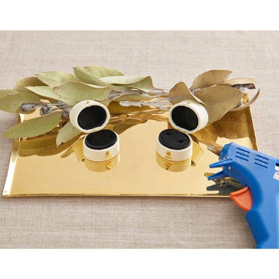 ゼクシィさんのインスタグラム写真 - (ゼクシィInstagram)「【ドライフラワーのリングトレーをDIY💐】 . シャビーな雰囲気がおしゃれとインテリアなどで 大人気のドライフラワー🌿 . 真ちゅうのトレーの華やかさと ナチュラルなドライフラワーがマッチしたリングピロー。 可愛いスイーツのような小さめのリングケースを選ぶと、 マリッジリングの存在感が際立ってより素敵💓 . ＜材料＞ ●真ちゅうのトレー　縦15cm×横25cm （雑貨店、ネットショップなどで販売） ●リングケース　２個 （雑貨店、ネットショップなどで販売） ●レタリングアルファベット ゴールド　高さ17ｍｍ前後のもの （ネットショップ、文具店で販売。 スクラップブッキングなどで検索するとよい） ●真ちゅうの棒　直径0.8mm 長さ13cmと12cmを各1本 （ホームセンターで販売） ●ドライフラワー　 左から、１アマランサス ４本、２ユーカリ １枝、 ３テトラゴナッツ １枝、４プチフラワー 花首３つ分ほど、 ５エリンジューム 花首４つ分ほど （手芸店、ドライフラワーショップなどで販売） . ＜道具＞ ●グルーガン ●ハサミ ●ペンチ ●木工用接着剤 . HOWTOは、#ゼクシィアプリ にて！ 「簡単フォト映え！花嫁DIY vol.43【ドライフラワーのリングトレー】」 . +♥+:;;;:+♥+:;;;:+♥+:;;;:+♥+:;;;:+♥+:;;;:+♥ . プロポーズから結婚式まで素敵なお写真募集中📸 . ゼクシィ公式アカウントでお写真を紹介してみませんか？ 【#ゼクシィ2020】 を付けて投稿してください💌 . +♥+:;;;:+♥+:;;;:+♥+:;;;:+♥+:;;;:+♥+:;;;:+♥ . ▼花嫁さんダウンロード数No.1 ゼクシィアプリはURLから🙌 @zexyrecruit . . #結婚指輪#マリッジリング#結婚指輪探し#結婚指輪選び#結婚指輪迷子 _ #リングピローdiy#花嫁diy#結婚指輪手作り#結婚指輪オーダー#マリッジリング探し#ブライダルアイテム#ウェディングアイテム#リングトレー#エンゲージリング _ #リングピロー#リングピロー手作り#2020冬婚#2020秋婚#2020夏婚#2020春婚#全国のプレ花嫁さんと繋がりたい#日本中のプレ花嫁さんと繋がりたい#婚約指輪探し#婚約指輪選び _ #プレ花嫁#ゼクシィ#ちーむゼクシィ#幸せが動きだしたらゼクシィ」6月10日 18時00分 - zexyrecruit