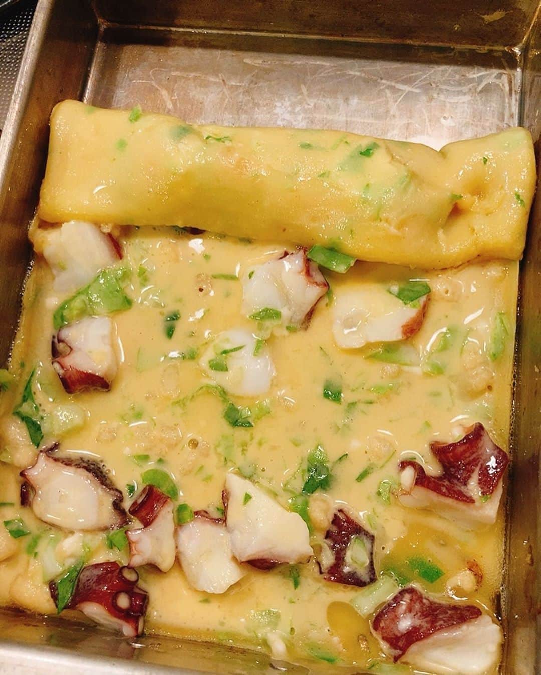 佐藤千晶のインスタグラム：「気仙沼の立派なタコを購入🐙 たこ焼き器がなかったので 卵焼き器でたこ焼き？ たこ巻きを作りました😊笑  もちろんお刺身でも 唐揚げでも いただきましたとさ❣️ #美味しい #気仙沼のたこ #宮城県気仙沼市 #たこ #たこ焼き　？ #たこ巻き #卵焼き器 #たこ焼き器ほしい　笑」