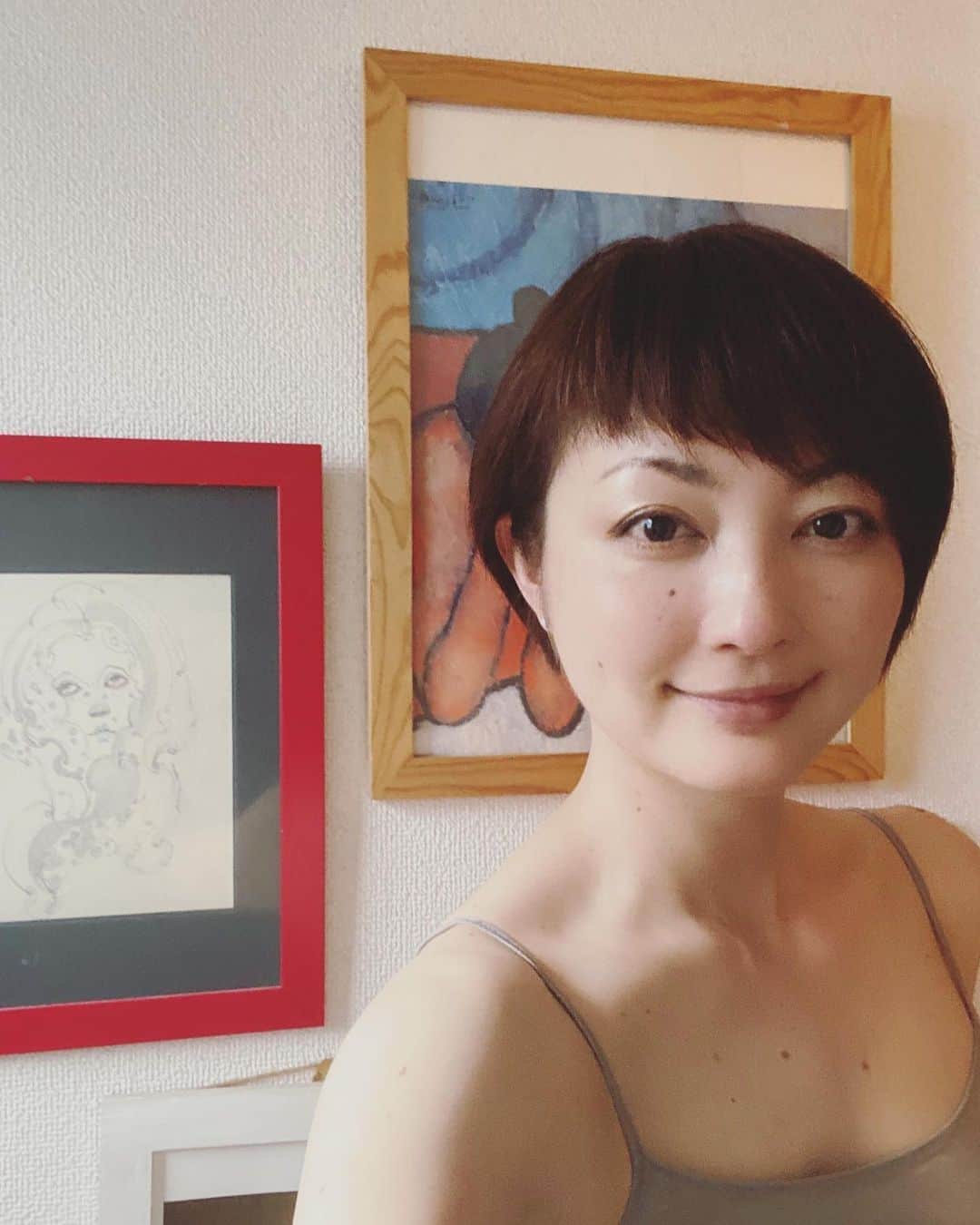 野本かりあのインスタグラム：「やっと髪をカット出来て、気持ちも上向き✨ 3ヶ月ぶりにお化粧した感想。 『顔、濃い』  #野本かりあ」
