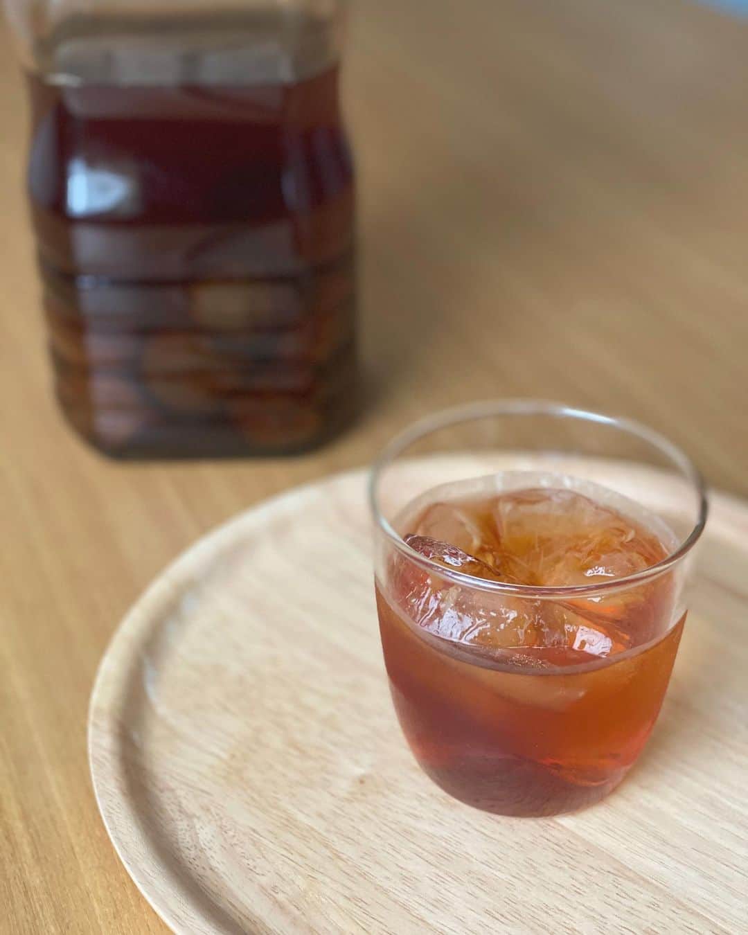 のインスタグラム：「だいぶ日が伸びたので 明るい時間から飲めるね🤩 . この5年ものの梅酒が めちゃくちゃ美味しくて ロックでしか飲めない。 ソーダで割るなんてもったいない！ 確か半熟南高梅で作ったはず。 . そう思うと 今年も梅酒作ろうかな… と思い始めた。 今ならギリ間に合うか？ . #梅酒 #自家製梅酒」