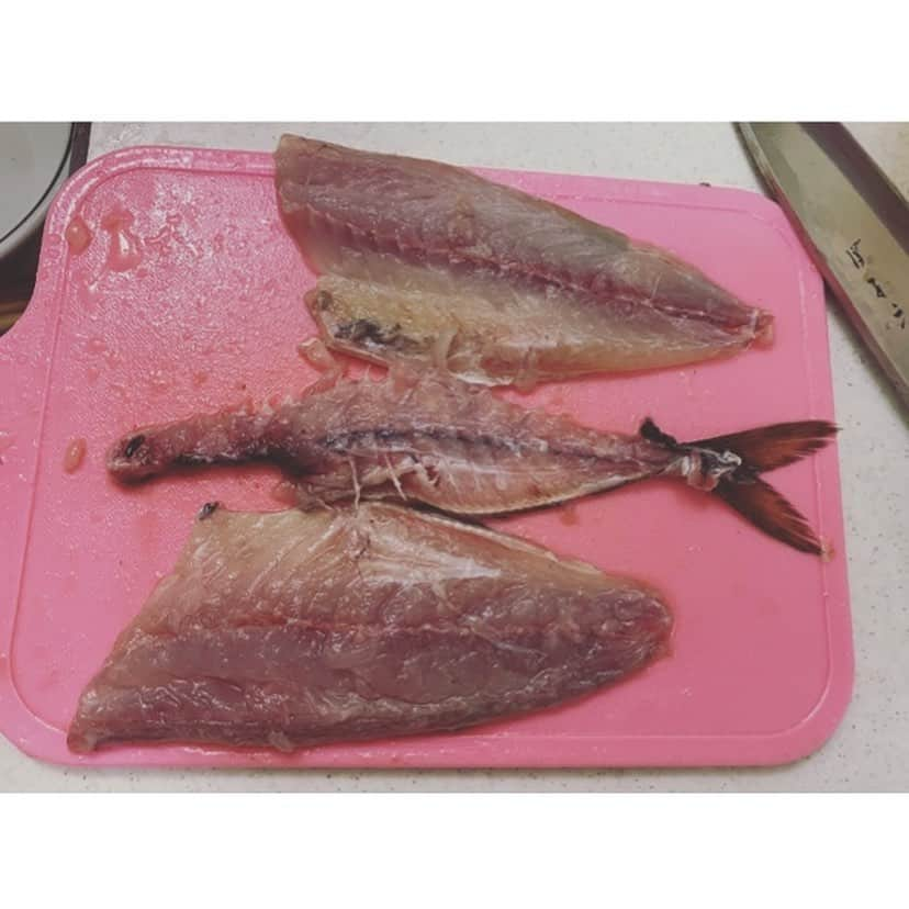 佐野優子さんのインスタグラム写真 - (佐野優子Instagram)「. アジの天ぷら🥢 🐟 なんとか三枚おろし成功🔪💦 🐟 #アジの天ぷら #カレー塩 #三枚おろし」6月10日 18時17分 - yuko12345