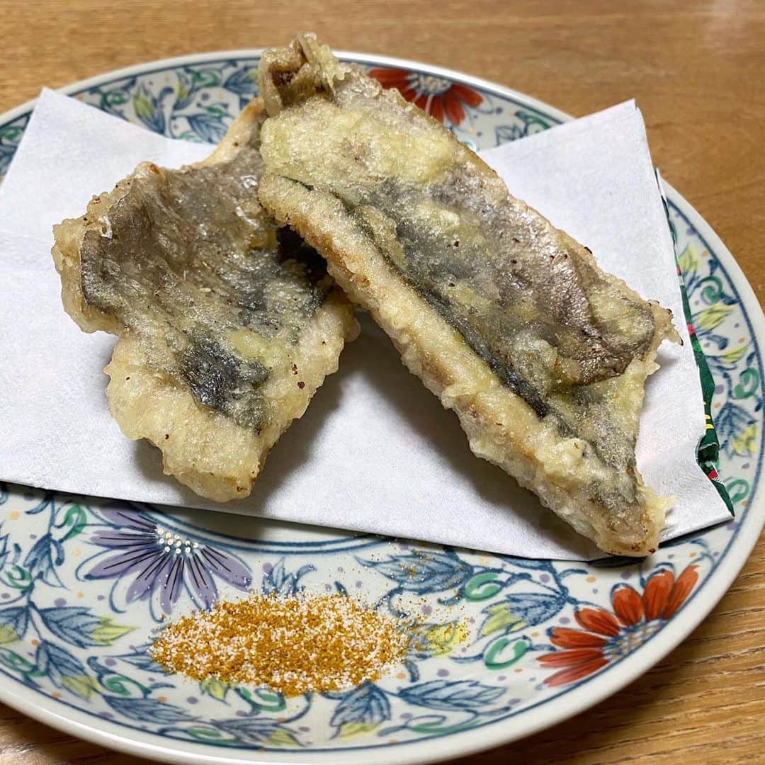 佐野優子のインスタグラム：「. アジの天ぷら🥢 🐟 なんとか三枚おろし成功🔪💦 🐟 #アジの天ぷら #カレー塩 #三枚おろし」
