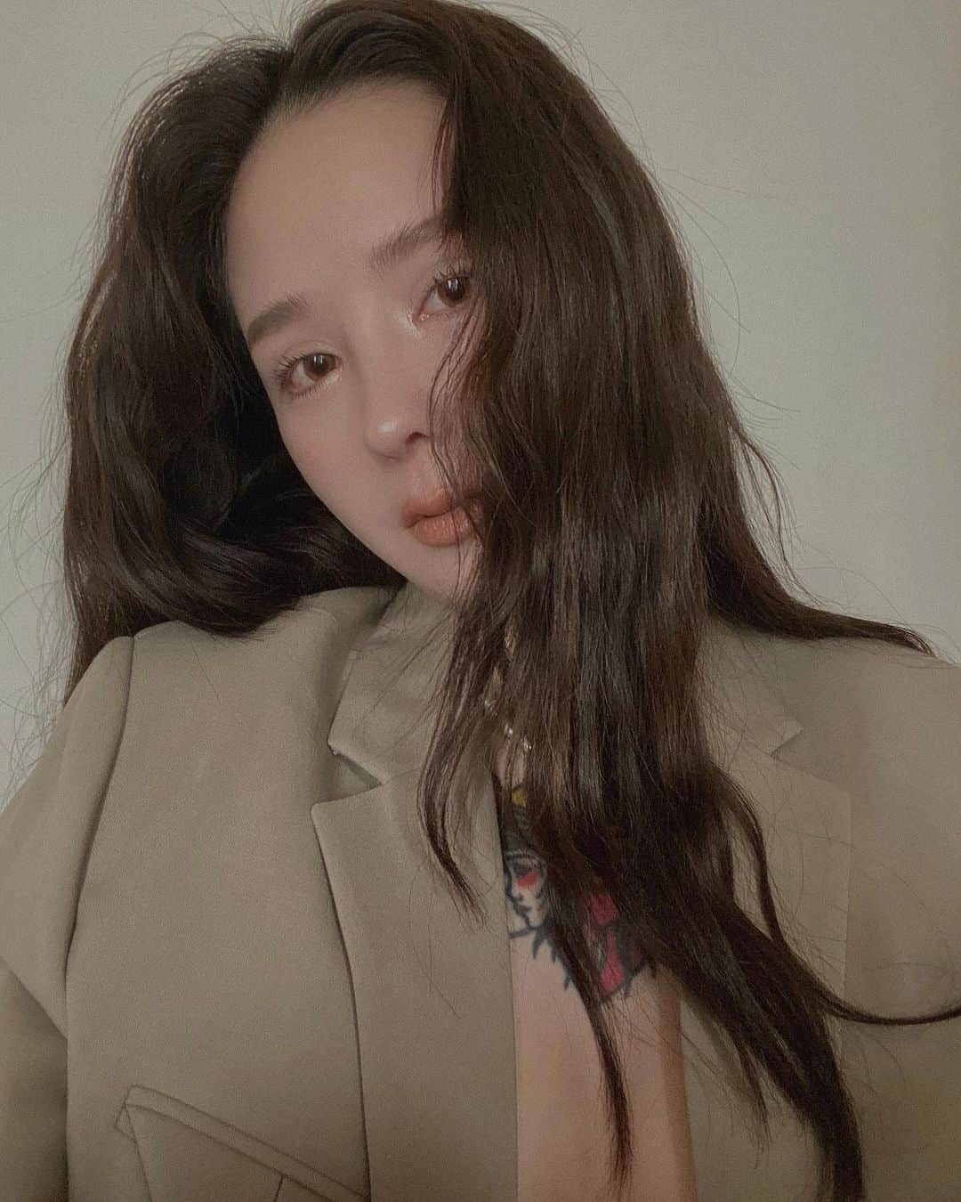 Abby Chenのインスタグラム：「想表現一副慵懶憂鬱的樣子 🤍」