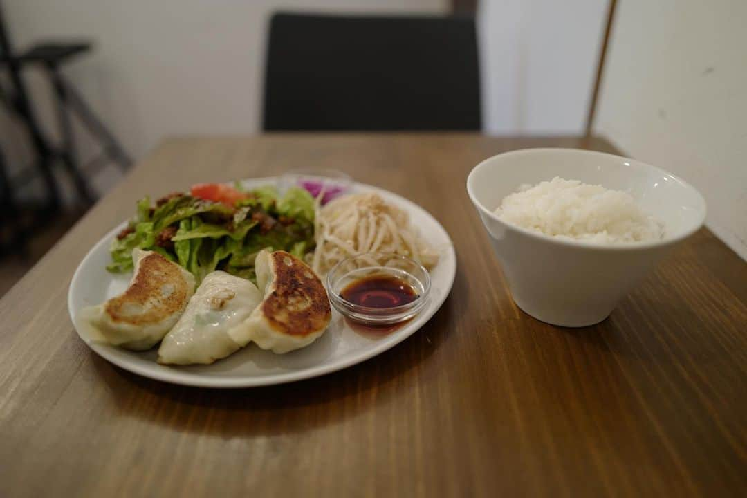 石井輝明さんのインスタグラム写真 - (石井輝明Instagram)「幡ヶ谷。 餃子って美味しいよね。 昼も夜も餃子でもいいな。  #filcoffeeandgyoza #cafe #coffee #カフェ #東京カフェ #幡ヶ谷カフェ #カフェ芸人 #今日は暑かった #暑すぎた #毎年思うけど6月ってこんな暑かったっけ #来年も言うけど6月ってこんな暑かったっけ #その次の年も #その次の年も #言う」6月10日 18時25分 - comandanteishii