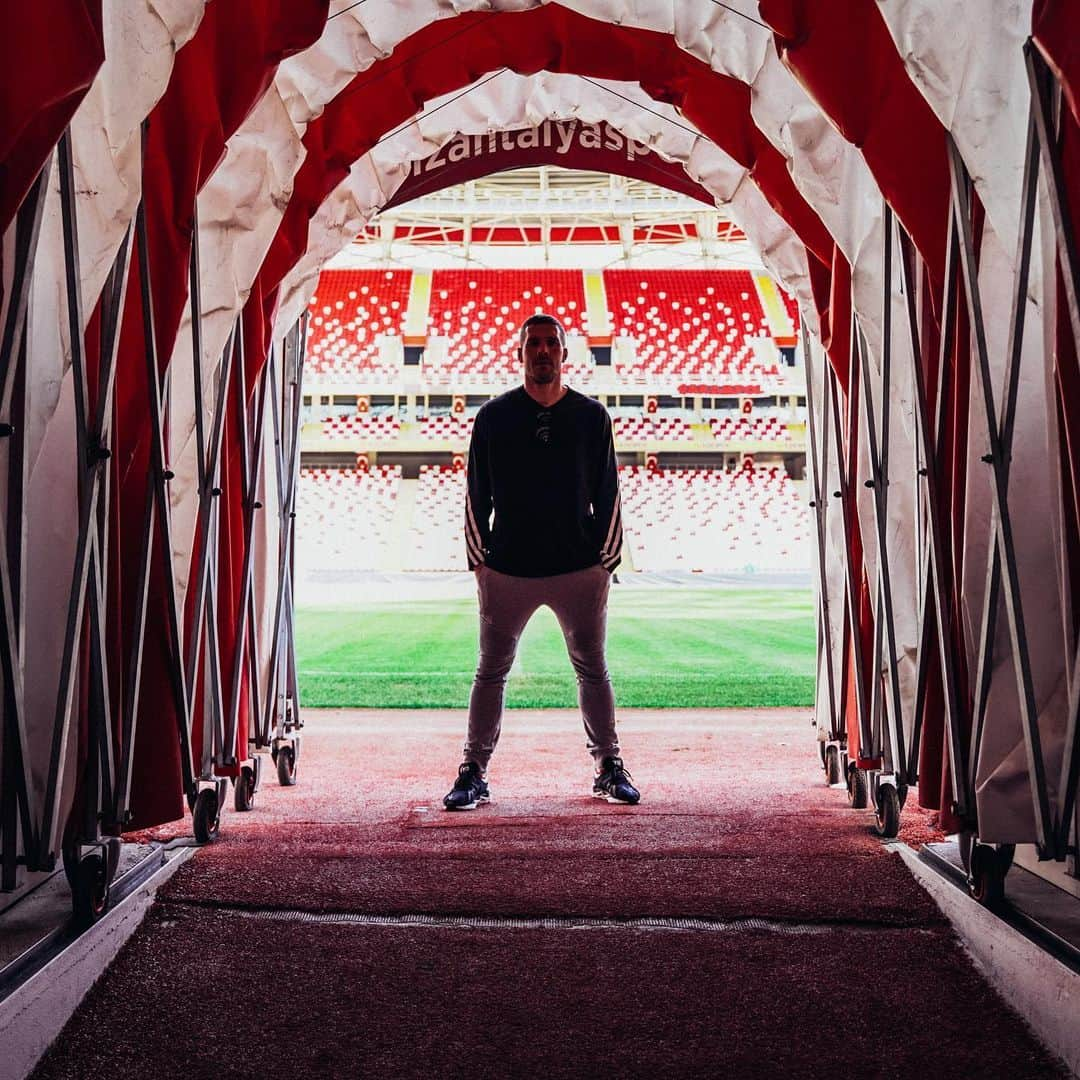 ルーカス・ポドルスキさんのインスタグラム写真 - (ルーカス・ポドルスキInstagram)「Ready for the next 90minutes... ⚽💪🏻🤝 #LP10 #bizantalyasporuz」6月10日 18時26分 - lukaspodolski