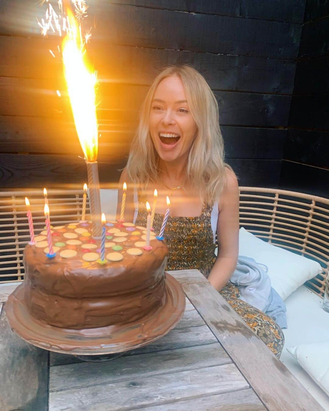 タニヤ・バーさんのインスタグラム写真 - (タニヤ・バーInstagram)「birthday cake, presents and a series of photos that can’t be explained 🥳🎂🎁🐒」6月10日 18時18分 - tanyaburr