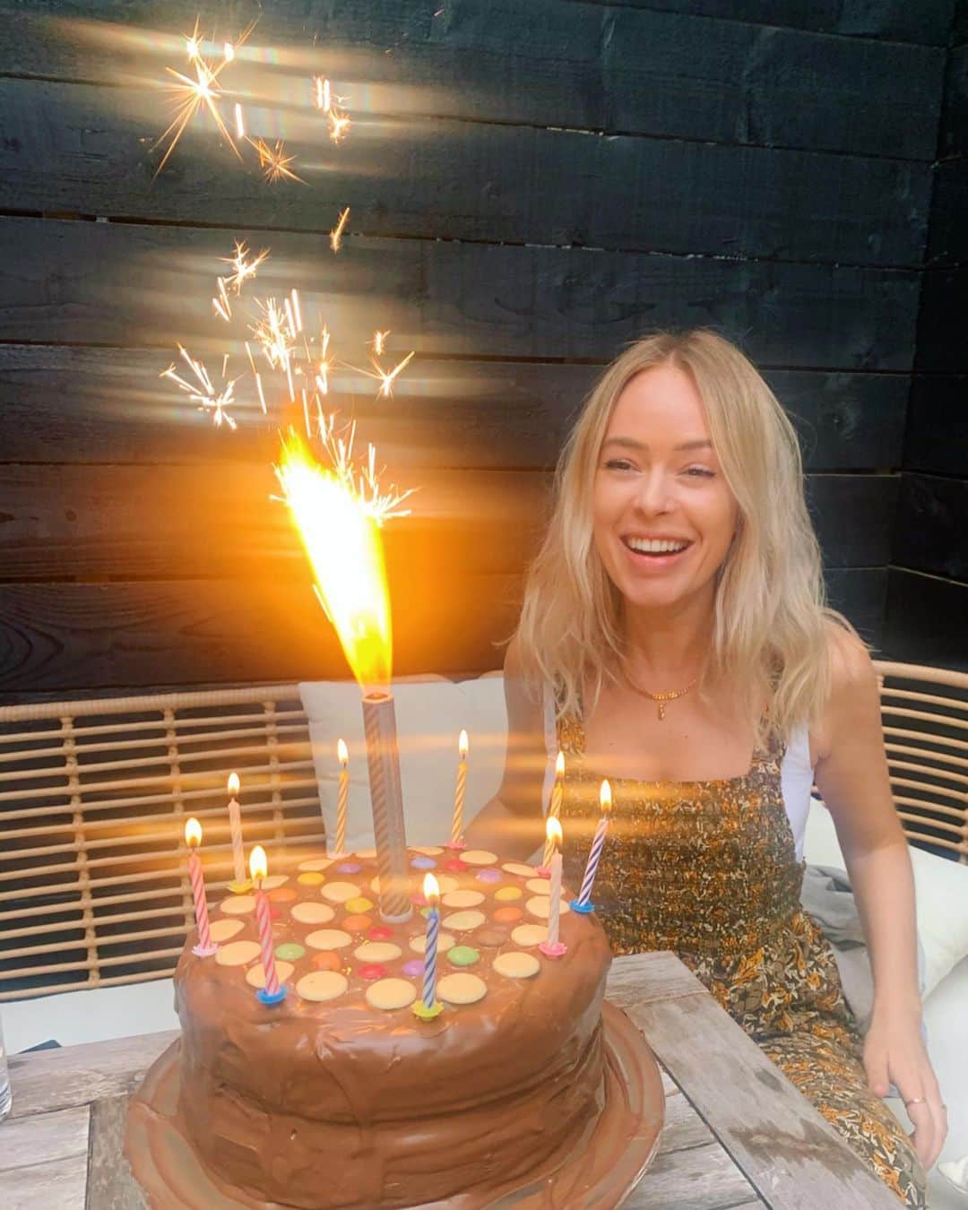 タニヤ・バーさんのインスタグラム写真 - (タニヤ・バーInstagram)「birthday cake, presents and a series of photos that can’t be explained 🥳🎂🎁🐒」6月10日 18時18分 - tanyaburr