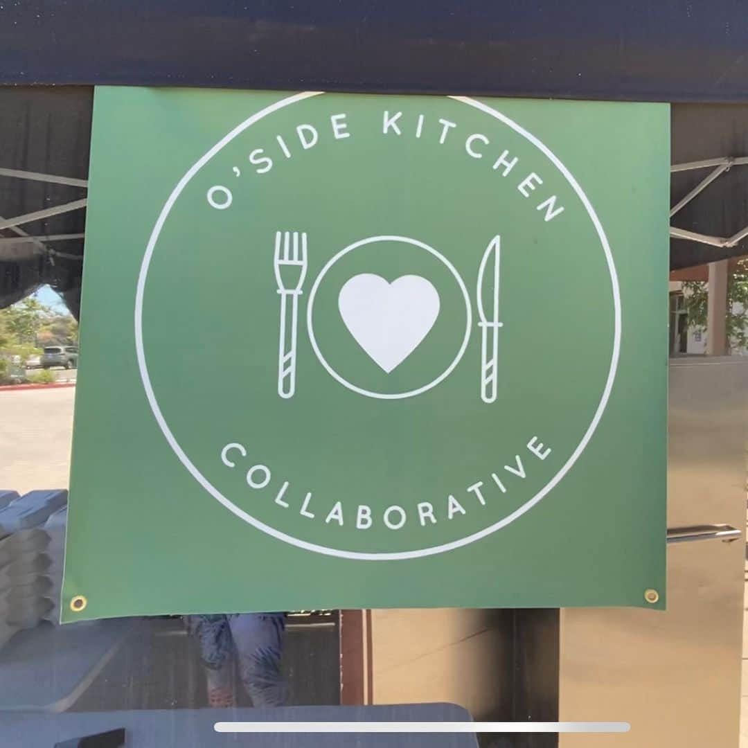 ジェイソン・ムラーズさんのインスタグラム写真 - (ジェイソン・ムラーズInstagram)「Today I had the pleasure of joining @osidekitchencollaborative at their zero-waste kitchen, helping receive food donations, process & prepare delicious creations, and even preserve some for later libations. Food access is an important issue in the advancement of equality. I’m proud of my town for building this kitchen to feed the soul. Since the lockdown, they have provided more than 111,000 meals for those who need assistance. #micdrop #look4thegood」6月10日 9時29分 - jason_mraz