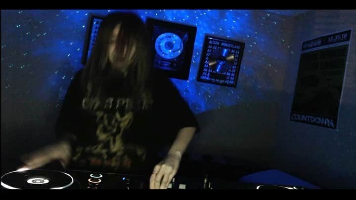 アリソン・ワンダーランドのインスタグラム：「One of the top 5 ways to give me a musical boner is to mix 2 songs live to create a whole new vibe. This one made me so fucking happy: the strokes - reptilia x kick dem ds up (ekali edit) .. if ur learning to dj I live looped the guitar from the start of reptilia over the beat from the other song using a hot cue as I mixed in.  My full set is now up on my YouTube link in bio」