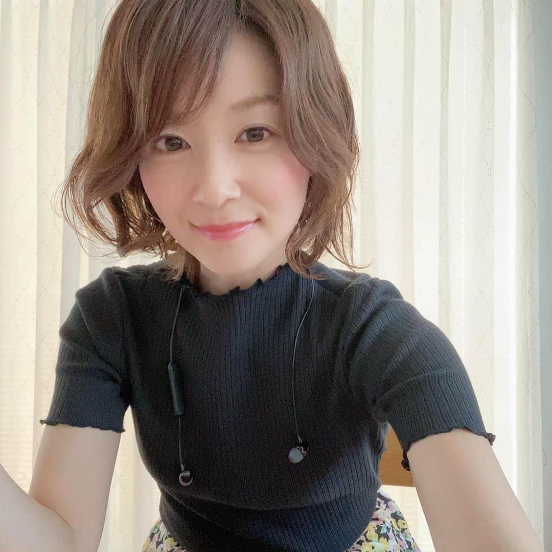 のインスタグラム：「🎤 JFNネット「石田純一のNo socks J life」  リモート放送は続いていますが。 お待たせいたしました。今回は、石田さんからの生メッセージをお届けいたします♪  そしてゲストには、レシピ本やレシピ紹介のSNSが大人気の山本ゆりさん。 山本さんが考案するレシピの特徴は「どこにでもある食材で、できるだけ安く、誰にでもできる料理」！ とは言え、どの本にもそう書いてあるけどさ…って思うでしょ？ いえいえ、本当なんです。笑 驚いちゃうよ。  放送エリアの皆さま、ぜひ。 radikoのタイムフリー、そしてエリア外の方はラジコプレミアムの登録でもお聴きいただけます。  4枚目は、準備OK、回線チェックOKで収録まで時間があったので📸 ちょっと前に、私もこのポーズで写真撮ったろ💪って言っていたんだけれど、やはり20代のマネは厳しかった…てへ。笑  #jfn #ラジオパーソナリティー #ラジオ番組 #ラジオ収録  #ラジオ  #リモート収録  #アナウンサー  #フリーアナウンサー  #デュアルライフ  #デュアルライフアナウンサー  #石田純一 #山本ゆりさんレシピ  群馬(月)11:30～ 栃木(日)19:30～ 山形(金)13:30～ 新潟(水)11:30～ 岐阜(日)9:00～ 福井(月)5:00～ 山陰(日)9:00～ 広島(日)8:00～ 熊本(土)9:00～ 宮崎(土)11:30～」