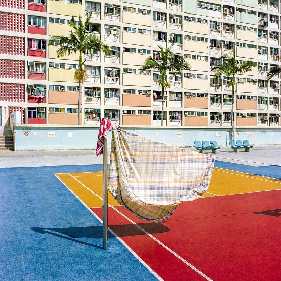 frankie magazineさんのインスタグラム写真 - (frankie magazineInstagram)「in hong kong, soaring property prices have forced residents to squeeze into ever-smaller apartments, with little room for washers and dryers. the result is the common practice of leaving laundry to dry in public spaces – and photographer @jimmi.ho has made it his mission to document the washing wherever he goes. ⁣ ⁣ read an interview with jimmi – and see more of his wonderful snaps – inside issue 96, out now.」6月10日 9時59分 - frankiemagazine