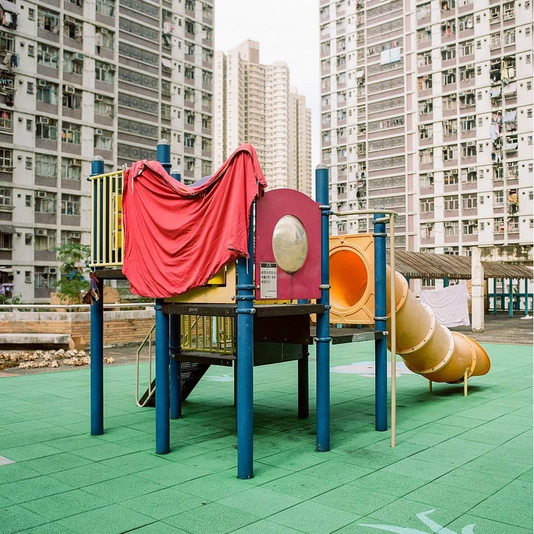 frankie magazineさんのインスタグラム写真 - (frankie magazineInstagram)「in hong kong, soaring property prices have forced residents to squeeze into ever-smaller apartments, with little room for washers and dryers. the result is the common practice of leaving laundry to dry in public spaces – and photographer @jimmi.ho has made it his mission to document the washing wherever he goes. ⁣ ⁣ read an interview with jimmi – and see more of his wonderful snaps – inside issue 96, out now.」6月10日 9時59分 - frankiemagazine