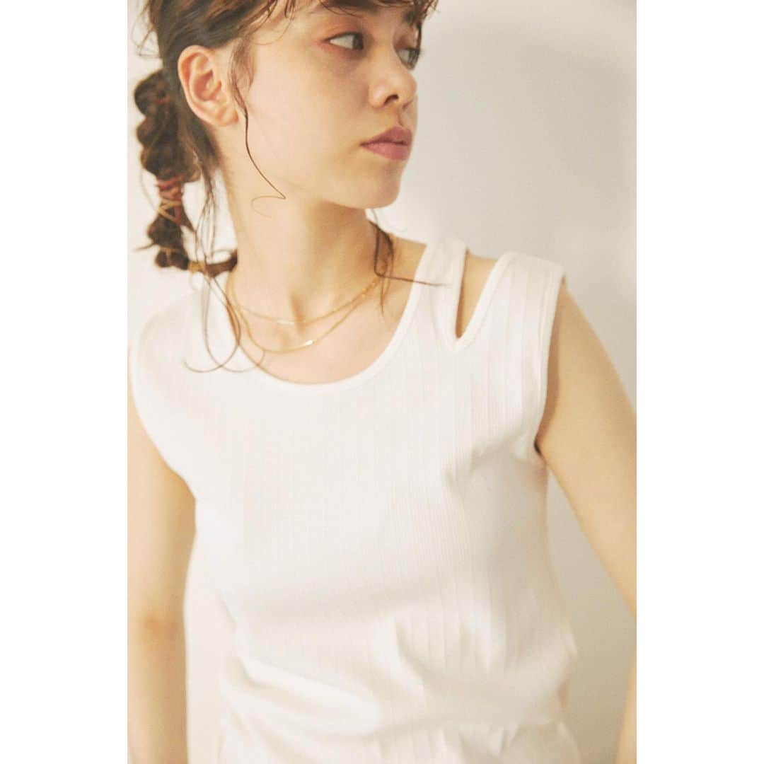 アヴァンリリィのインスタグラム：「RECOMMEND ITEM ㅤㅤㅤㅤㅤㅤㅤㅤㅤㅤㅤㅤㅤ 店舗・SHEL'TTER WEBSTOREにて発売中🚚 ㅤㅤㅤㅤㅤㅤㅤㅤㅤㅤㅤㅤㅤ ：TOPS ランダムリブアシメデザインタンク Price.¥2,990+tax No.180DS880-3270 ㅤㅤㅤㅤㅤㅤㅤㅤㅤㅤㅤㅤㅤ ㅤㅤㅤㅤㅤㅤㅤㅤㅤㅤㅤㅤㅤ 画像をタップで商品詳細をご覧いただけます🔍 _______________________________________________________ #AVANLILY #アヴァンリリィ」