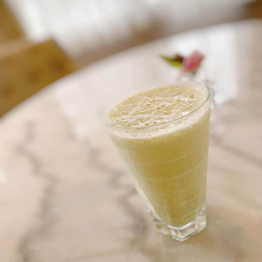 のインスタグラム：「メイクをしながら作る🍹飲む😋 小松菜、バナナ、きな粉、少しだけヨーグルト、ミルク。 そしてプロテインを入れて♪ . ビタミンACE、鉄、カルシウム、ビフィズス菌、食物繊維、タンパク質。 じゅうぶんな栄養🍀 . 少し前までは、当たり前のようにしっかりと"朝ご飯"を食べていたけど、 大切な午前中に頭の動きが鈍くならないためにも、最近は朝はこのくらいがちょうどいい🧐 . Hana♡Morningをやり始めた頃から 朝の集中力の凄さを感じてる☀️ もうすぐシーズン3も始まるしね！ パワーアップしてメンバーさまの前に参上します✨笑 . #今日もバーチャルオーダーメイドレッスン♪受講者さま楽しみにしてます♡ . #プロテイン#タンパク質#ダイエット#集中力#スムージー#グリーンスムージー#美肌#美髪 #これまた美味しいんです」