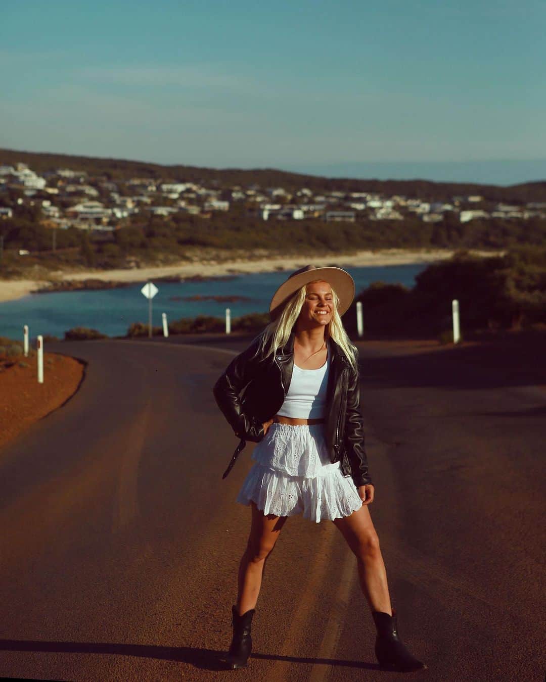 フェリシティー・パルマティアーのインスタグラム：「Walk this way 👢 @baredfootwear | @loveinmargs」