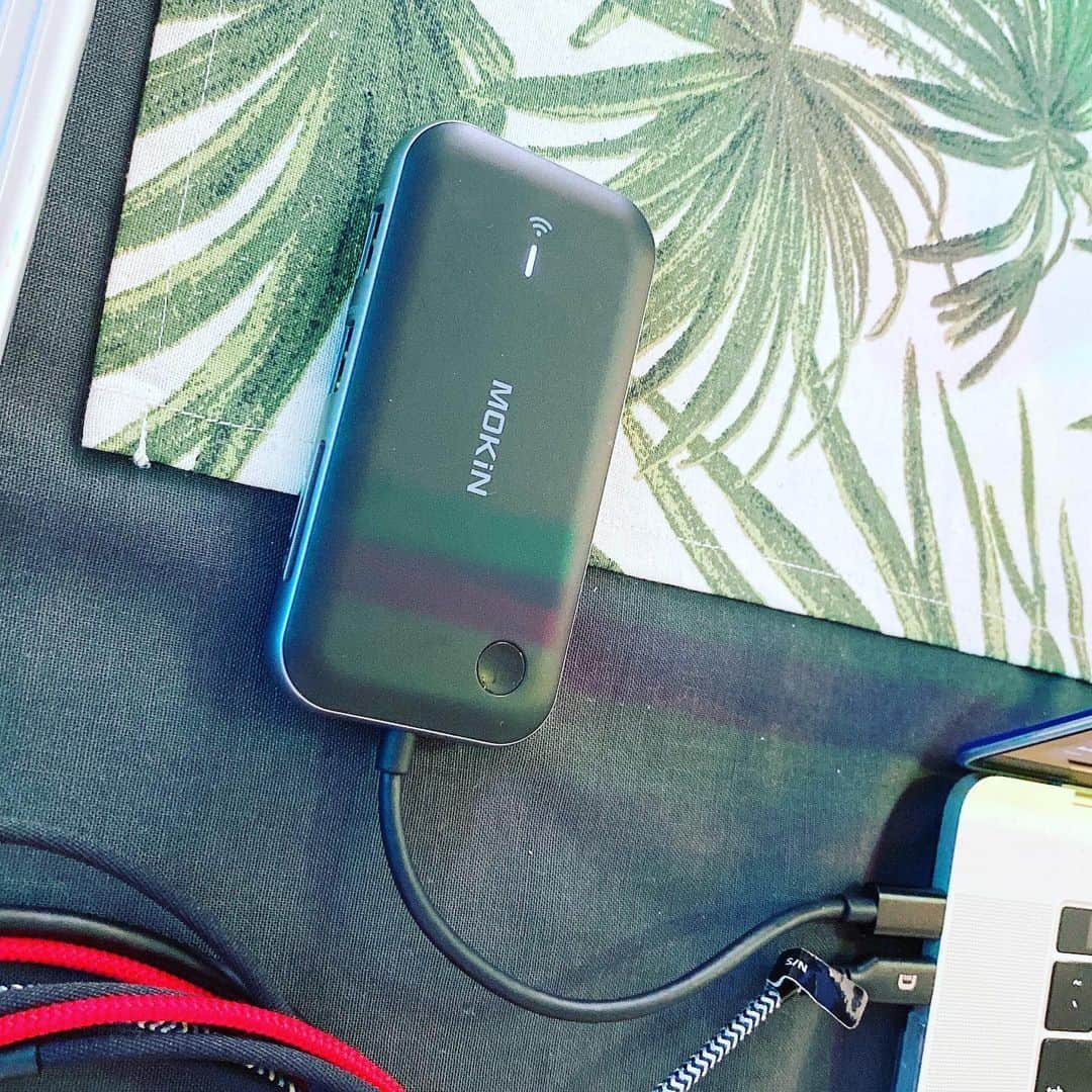 tokuのインスタグラム：「ワイヤレスHDMI+Audio内蔵のUSB-C Hub。ミーティングにあると便利よね。CFで。 #MOKiN #wireless」