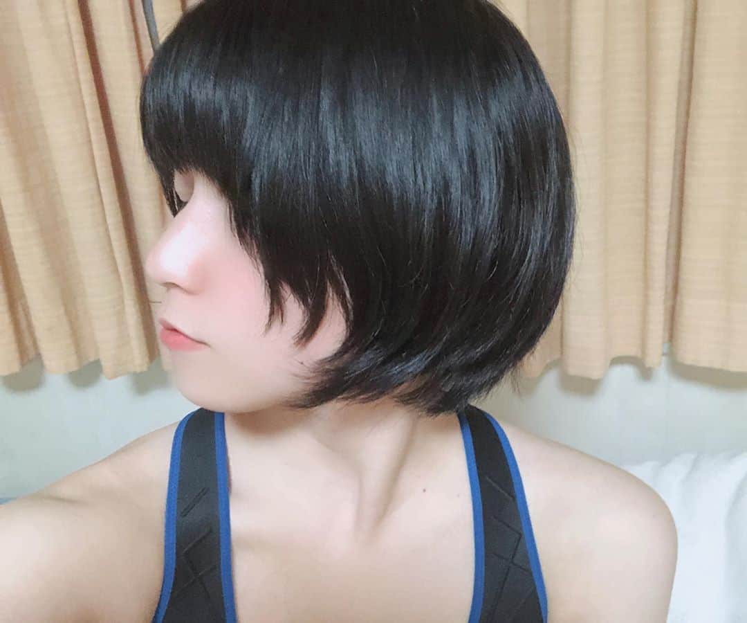 柏木あみのインスタグラム：「こうやって横向くと鼻高く見えるんだけどな～～～ #黒髪ショート #奥目女子」