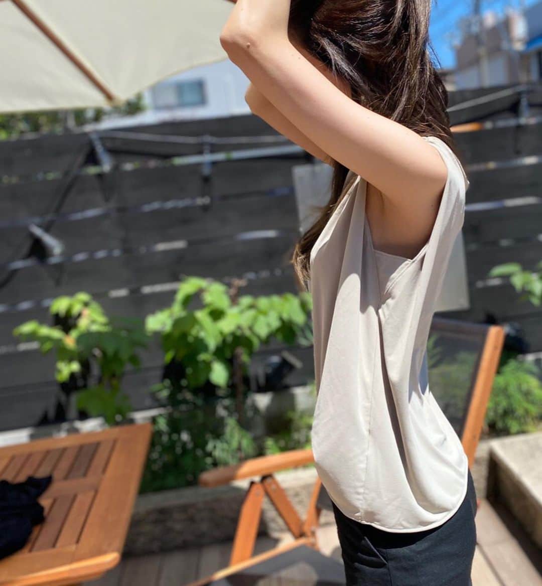 asuka0119のインスタグラム：「2020.6.10 . 大好きな#クレープジャージーt  の#着回しコーデ サイドラインが本当に綺麗 サイドライン、バックラインて凄く大切 これは本当に毎年楽しみにしてる♥️ . pantsは#ezyアンクルパンツ  を着回し\♡/" まだまだ着回しします .  tops pants cardigan #uniqlo #ユニクロ .  #ユニクロTシャツ部 #ユニT #uniqloginza2020SS #Tシャツコーデ #PR  #上下ユニクロ部  #高身長女子  #uniqloコーデ  #アラフォーコーデ # #locari」