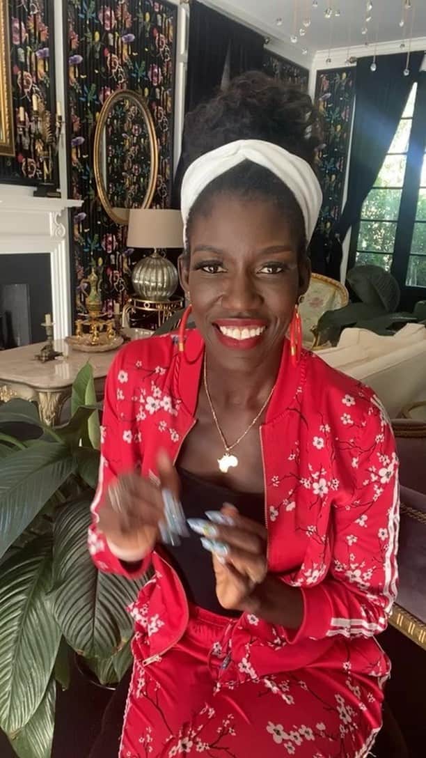 Fashion Weekのインスタグラム：「@badassboz, our CMO, and @luvvie, a New York Times best-selling author, break down #ShareTheMicNow, a campaign they co-founded to amplify the voices of Black women and the work they’re doing. Watch to learn more about the campaign and follow @ShareTheMicNow tomorrow, 6/10, to hear Black women share their messages by taking over the Instagram accounts of White women with large audiences.」