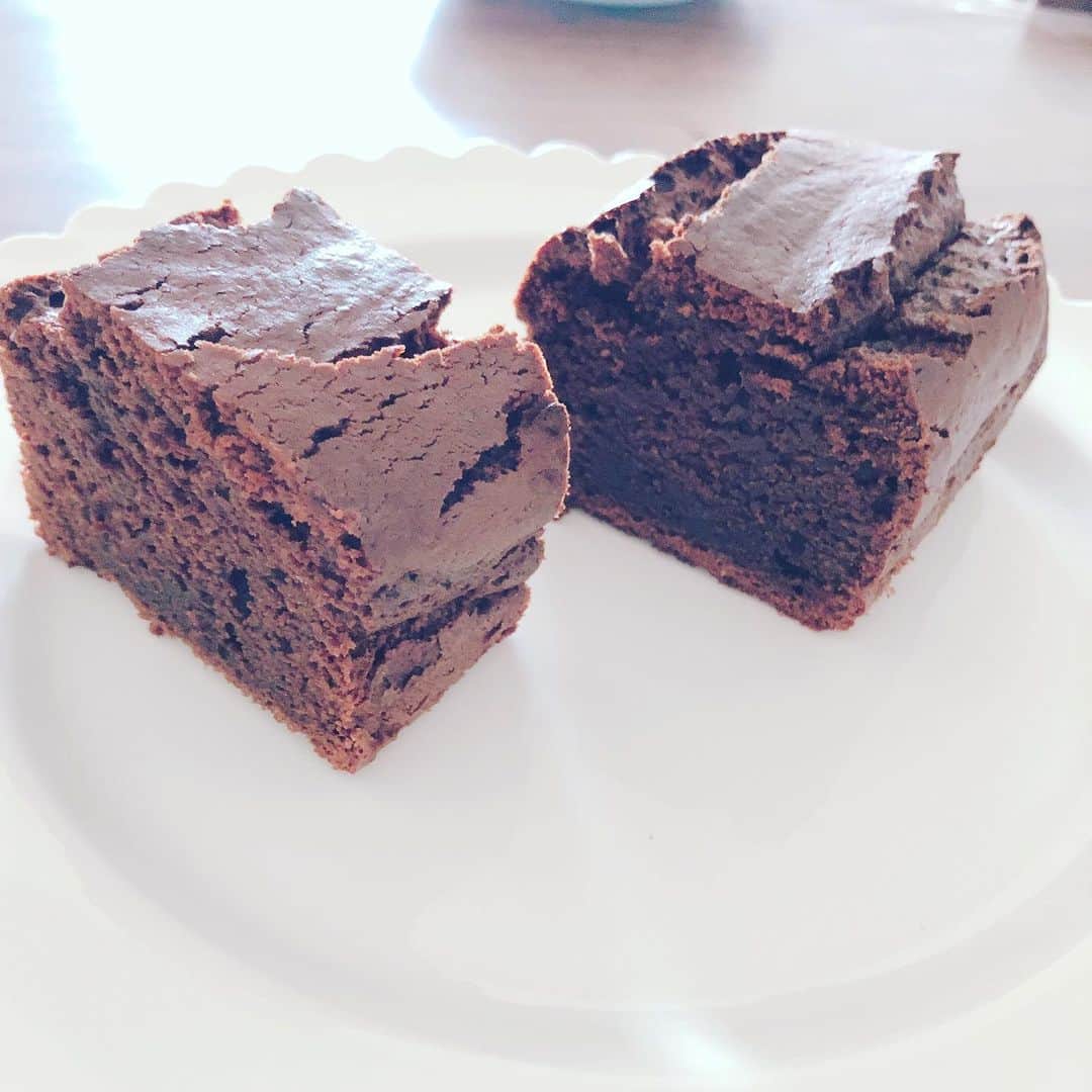 海野ナルさんのインスタグラム写真 - (海野ナルInstagram)「久しぶりの投稿になってしまいました！ 最近は少しずつコロナも落ち着いてきたのかなぁ😖？ おうち時間ではスイーツや パンを作ったりしていました😂 甘さ加減も調整出来て嬉しいね🙌 . 梅雨があけると暑い夏だー🌞🌈 コロナが少しでも落ち着いて 皆んなが安心して暮らせる日々が 早く来ますように…🕊 . これからも油断をせずマスク、手洗い 三密を避けるなど続けたいと思います☺️」6月10日 10時27分 - naru_kaino