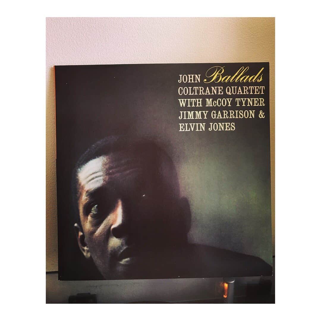 林幸治さんのインスタグラム写真 - (林幸治Instagram)「John Coltrane Quartet ‎– Ballads  初めてジャズやコルトレーンを聴く人にはコレ、とオススメされる事も多い名盤。前投稿で触れた"what's new"、ジャッキー・マクリーンのは明るく軽快なイメージ、こちらコルトレーンのはクール！って感じでしょうか。  三歩進んで二歩下がるような日々。それでも前に進んでる。ゆっくりいきましょう。  #1963 #vinyl #johncoltrane #1995reissue #heaveyvinyl #重量盤 #朝ジャズ #おはようございます」6月10日 10時39分 - tct_koji_hayashi