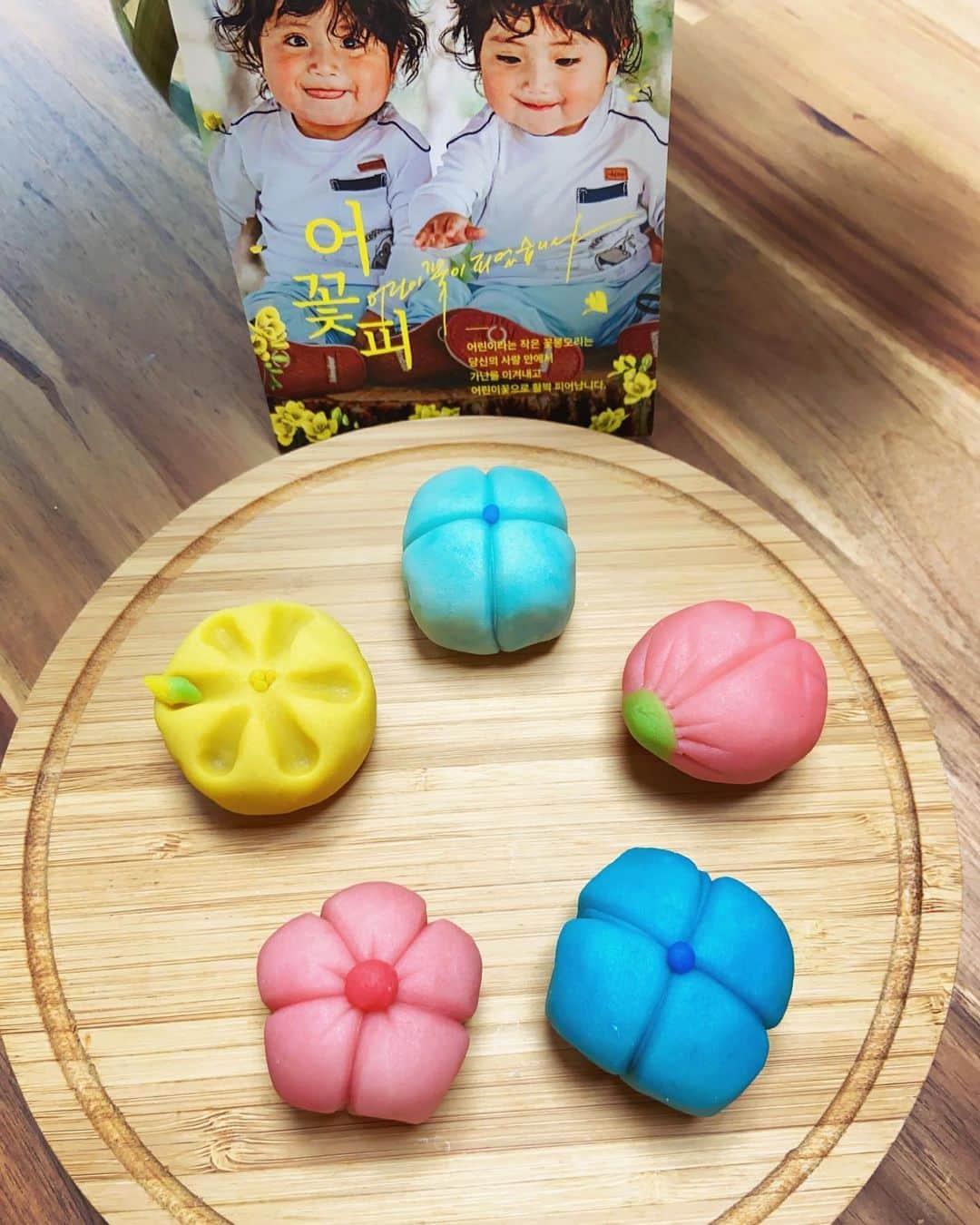パク・シウンのインスタグラム：「내손으로 처음 만들어본 화과자~😱🌸🌼🌷💙 @bloomingbonbon 의 재능기부 화과자클래스를 몇번을 돌려보며🤣 완성했어요~😁 컴패션아이들을 후원한지도 어느덧 15년.. 오늘은 특별히 전세계 보호가필요한 1세아기들을 생각하며~마음처럼 잘안됐지만😅 열심히 화과자를 만들어봤어요~ 모든 아이들이 코로나속에서 건강히 잘지내기를~ 꽃봉오리인 아이들이 후원자들을만나 활짝 꽃피울수있기를 바라며~😊💙🙏 . . #아이들은소중하니까요  #컴패션 @compassionkorea  #화과자클래스 #어린이꽃이피었습니다  #어린이도후원하고 #화과자도만들어보세요 🤗💙 #시은이도했다 #다할수있다 🤣」