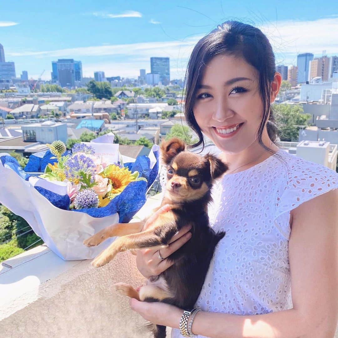 Rina Itagakiのインスタグラム：「Blessed🐶 A happy start to chapter 26 in my life book💗 朝からお花が届いてびっくり💐 気づけば26歳です🌻ほんとにあっという間だなぁ〜 これからもよろしくお願いします🥰」