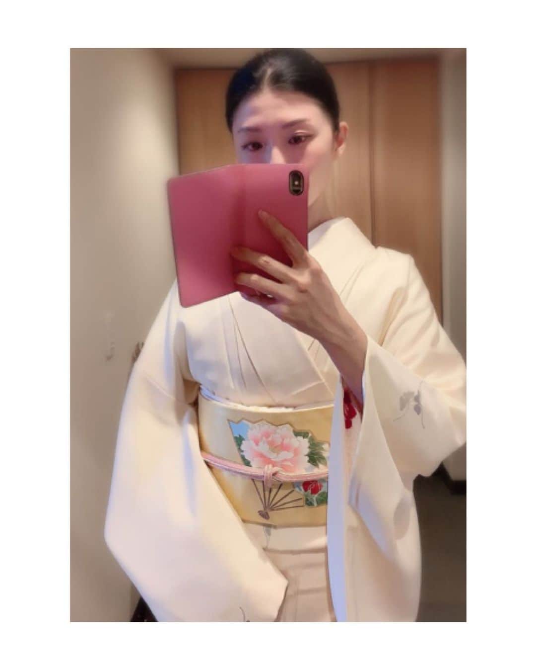 のインスタグラム：「蝶々の飛び柄に牡丹の帯の組み合わせ👘 こちらは袷の時期のお写真です。  #お着物 や #歌舞伎 など #日本の伝統 が長く守られ受け継がれますように。 #kimono #kimonocordinate #japanesekimono #japanesetradition #beautifultradition #lovekimono  #instakimono  #お着物 #お着物コーディネイト #きものコーディネート #日本の伝統 #守るべきもの #帯とお着物 #帯締めと帯揚げ #お草履とバッグ #帯留め #組み合わせが楽しい  #袷 #飛び柄小紋  #金箔の帯 #名古屋帯  #長吉呉服店 さん #サスティナブルファッション  #亜紀の和装記録」