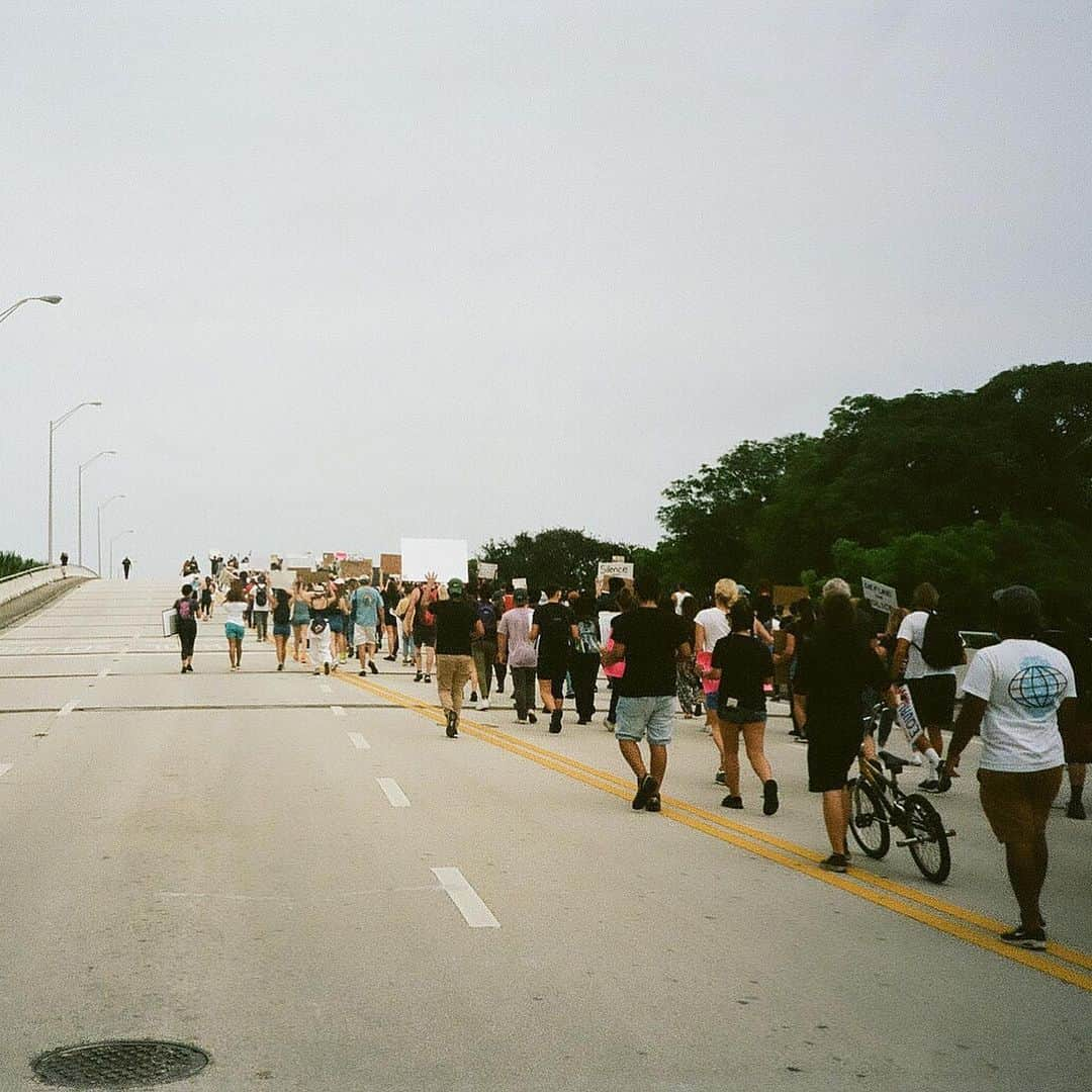 ニコラ・ペルツさんのインスタグラム写真 - (ニコラ・ペルツInstagram)「so honored to walk #blacklivesmatter」6月10日 11時08分 - nicolaannepeltzbeckham