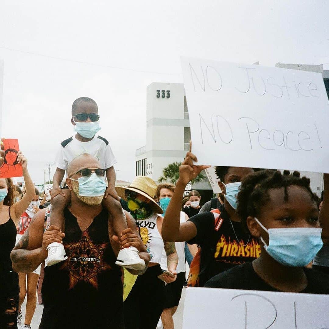 のインスタグラム：「so honored to walk #blacklivesmatter」