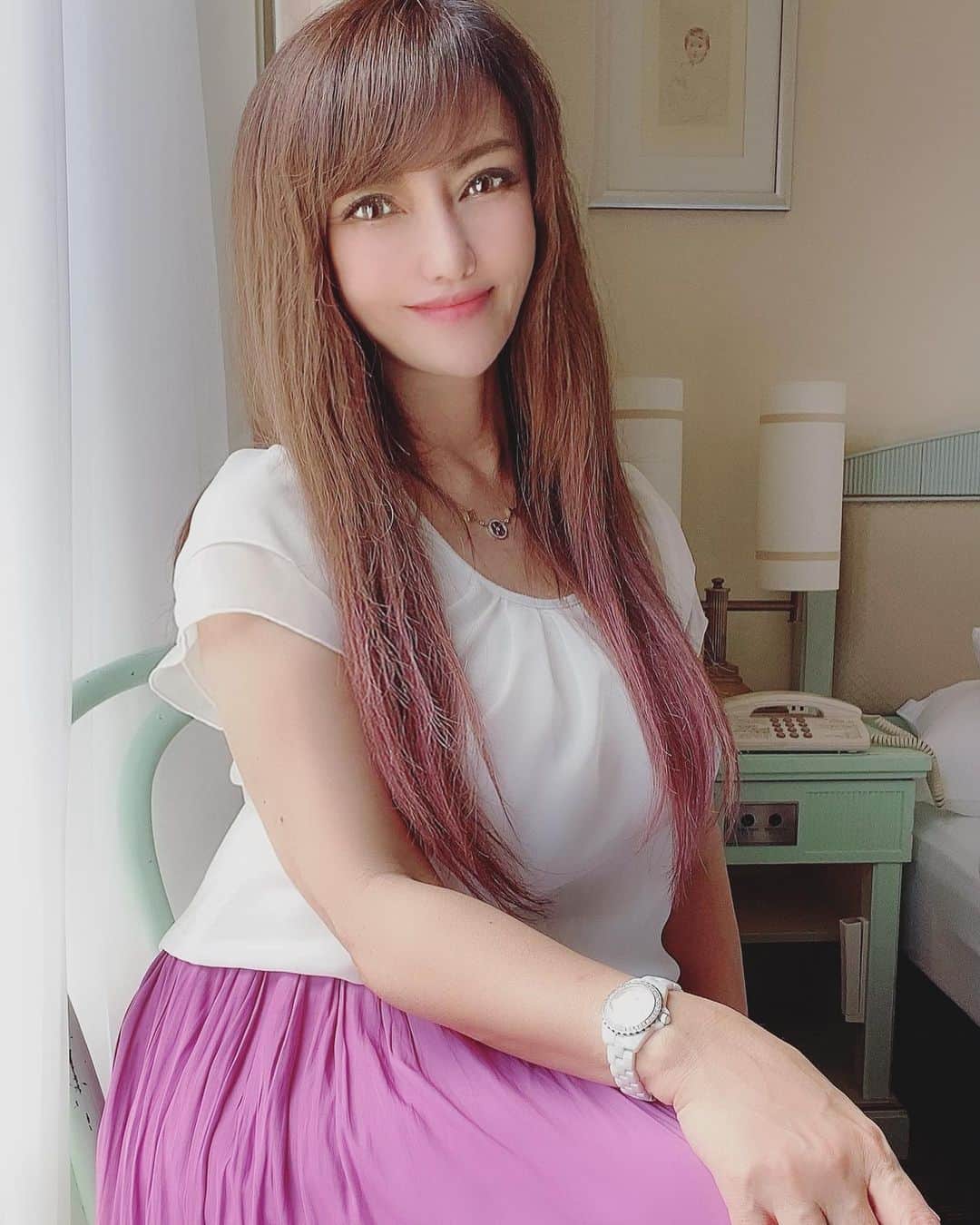 selfieneのインスタグラム：「非常事態宣言は、非日常ではあったけど、日常の限界を感じたはず。この期間は決して神様がくれたお休みではない。変化を余儀なくされる準備期間。 でも、みんな意外と危機感は無いのね笑笑 私は普段、時間と場所の自由、さらに経済的自由をテーマに動いている。 場所の自由を一つ奪われただけで、とてもストレス💦 3つの自由の仕組み作りを積み上げ続けている。 これは、誰でもできるよ。 ＊ 私の居場所は日本では無いと感じてる… #早く戻りたい 蒸し暑い国々へ笑 ＊ アプリの加工具合が難しい ファンタジー感強め笑笑」