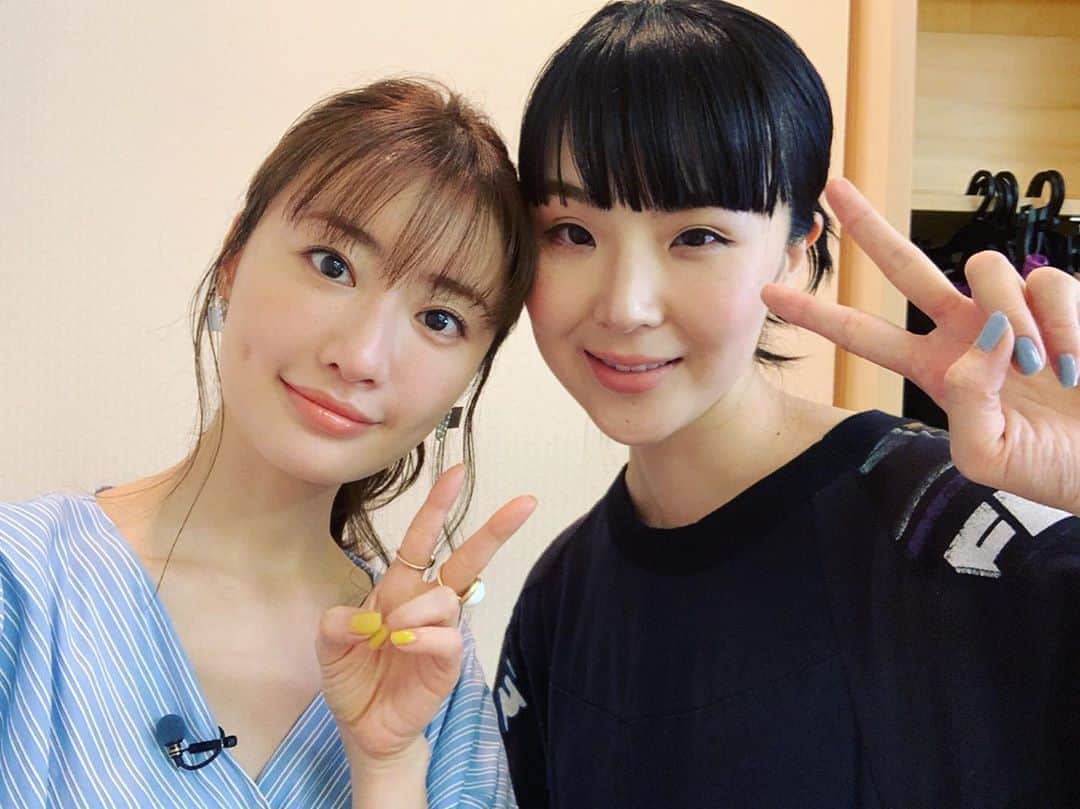 Young Juvenile Youthのインスタグラム：「まさか！😳😳 まーちゃんとテレビ番組で一緒になるなんて 15年前に出会った時は夢にも思わなかったから 人生って不思議だな  まりかは本当に自分にストイックな人だから 尊敬してる、けどストイックすぎて理解できない時も多々ある😂  #今夜くらべてみました  #もはや親戚  @marika_matsumoto  自宅VTRで付けてたピアスは @swarovski だよ💍」