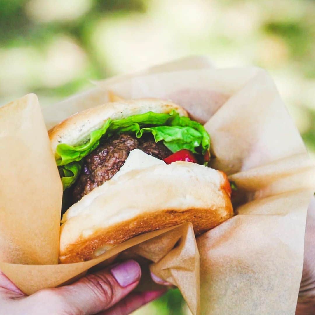 ビートないとーのインスタグラム：「昨日アップした動画で出てきた、妻のキャンプハンバーガー🍔  新鮮な野菜にジューシーなお肉、とても美味しかったです🙏」