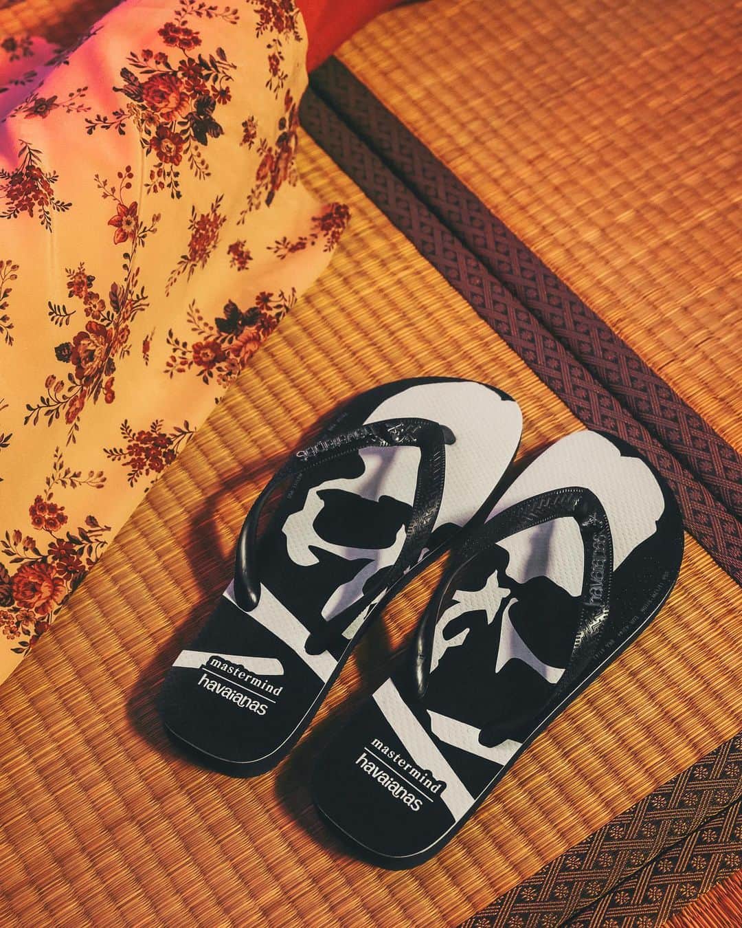 I.T IS INSPIRATIONさんのインスタグラム写真 - (I.T IS INSPIRATIONInstagram)「Contrasts walking together. #MMJxHavaianas has launched today! - The traditional Havaianas sole matching with the urban style soul of @mastermindjapan_official. Now available at @mastermindvsabathingape and online. 📍G08-G10, G/F Lee Garden Three - #ITHK #ITisInspiration #MMJxHavaianas #mastermindjapan #tradizori #flipflops」6月10日 11時22分 - ithk
