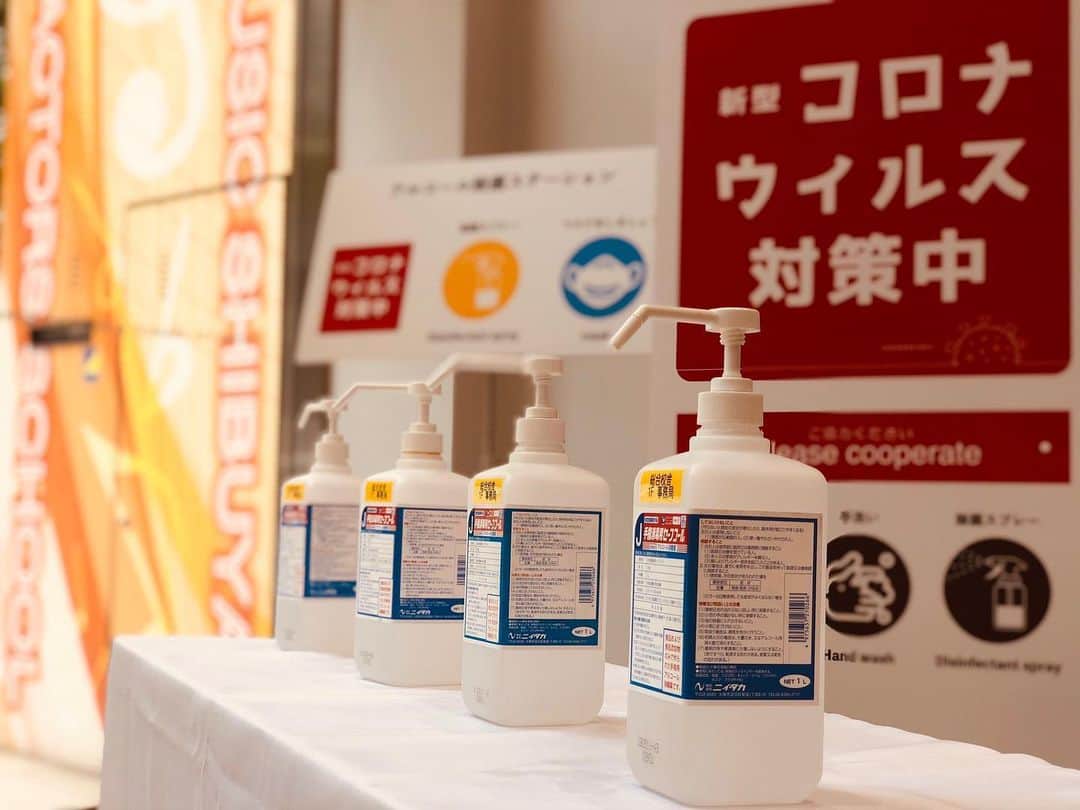 のインスタグラム：「. 東京ダンス&アクターズ専門学校 Tokyo Dance & Actors School . コロナウイルス対策中🏫✨ . ※新たにフェイスシールドも導入されました！！ . #datokyo #ダンス #アクター #俳優 #声優 #専門学校 #渋谷 #tsmshibuya#datokyo#dancer#student#portrait#dance#actor#voiceactor#musictechnology#vocal#musician#concert#musicbusiness#shibuya#tokyo」