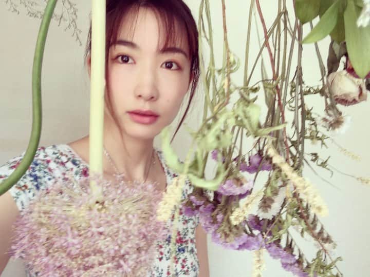 中嶋イッキュウのインスタグラム：「友達が誕生日にくれたお花 きれいに乾いてきた」