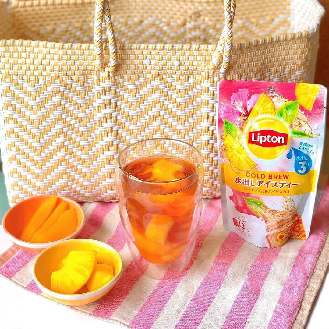 リプトンのインスタグラム：「今日6/10は「アイスティーの日」🍹 最近気温も高くなってきてもうすっかりアイスティーの季節ですね！ まだまだ外に出るのは少し不安…という方にピッタリなのがリプトンのコールドブリューシリーズ☀ おうちでもカフェのようにおいしいアイスティーがたった3分で簡単に作れちゃうよ！ お好みの缶詰や冷凍フルーツとシロップを入れるだけでもっとおいしくなるからおすすめ！💛 #リプトン #Lipton #リプトンコールドブリュー #水出しアイスティー #コールドブリュー #水出し紅茶 #水出し3分 #癒し #リラックス #アレンジティー #アレンジレシピ #MyinTea #おうちでできること #おうちカフェ #おこもりレシピ #在宅勤務 #リプトンでつながる #stayhome #stayconnected #staypositive」