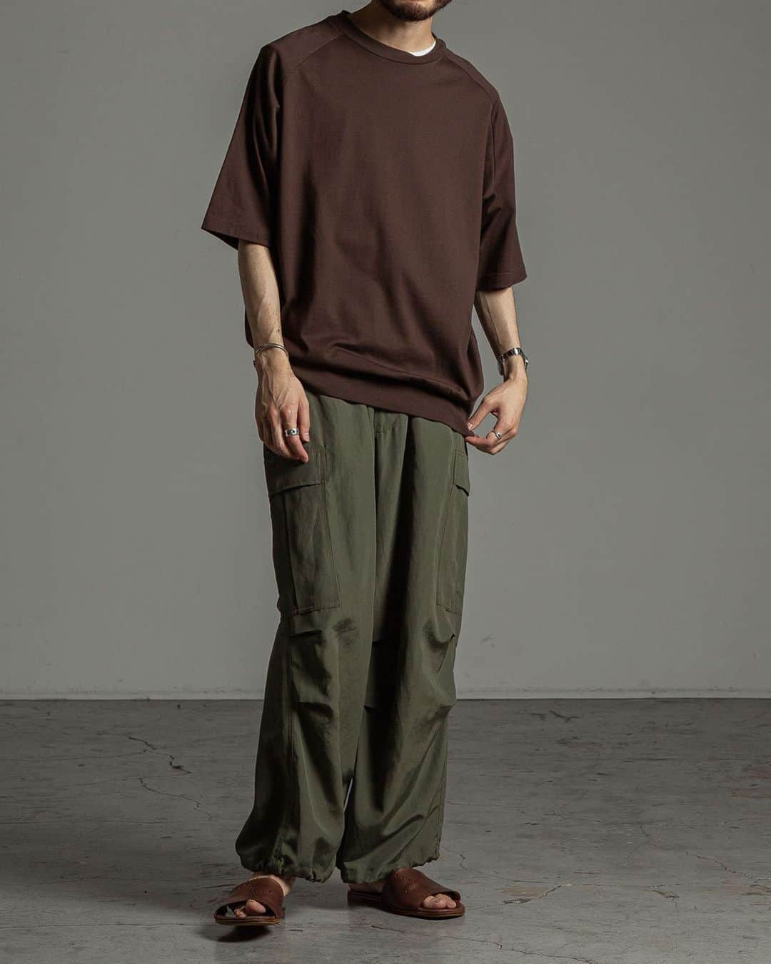 マーカウェアさんのインスタグラム写真 - (マーカウェアInstagram)「メモ . marka "COMBED COTTON KNIT CREW NECK S/S" ¥10,000 "POLYESTER / LINEN WEATHER CLOTH OVER PANTS" ¥32,000  #marka #mensstyle #menslook #style #ootd #cargo #cargopants  #comfort  @markaware_marka_official」6月10日 11時57分 - markaware_marka_official