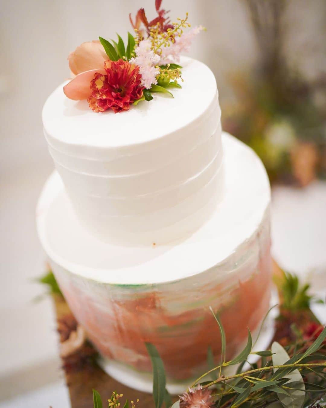 のインスタグラム：「・ 【#weddingcake】 ・ ナッペのデザインにこだわった オリジナルのウェディングケーキ💐 ・ 会場👉 #アーヴェリール迎賓館名古屋 ・ 【#tg花嫁】 ↑タグ付けしてフォロー&投稿お願いします☺︎ #takeandgiveneeds #テイクアンドギヴニーズ #tg花嫁」