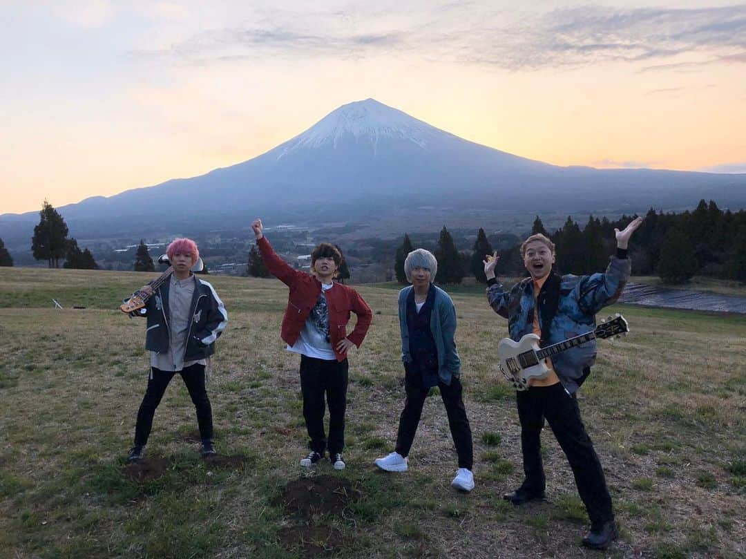 KEYTALKのインスタグラム：「ㅤ ㅤ ＼MUSIC VIDEO公開❗️／ ㅤ #パワプロ 25周年記念モバイルゲーム 「実況パワフルプロ野球」 タイアップソング第二弾 『サンライズ』MUSIC VIDEOを遂に公開！🎥 ㅤ 前向きな気持ちにさせてくれる ミュージックビデオになってます！✨ ぜひご覧ください！！👀 https://www.youtube.com/watch?v=EqawOZRKMLk ㅤ プロフィール記載のハイライトからも見ることができます！ ㅤ」
