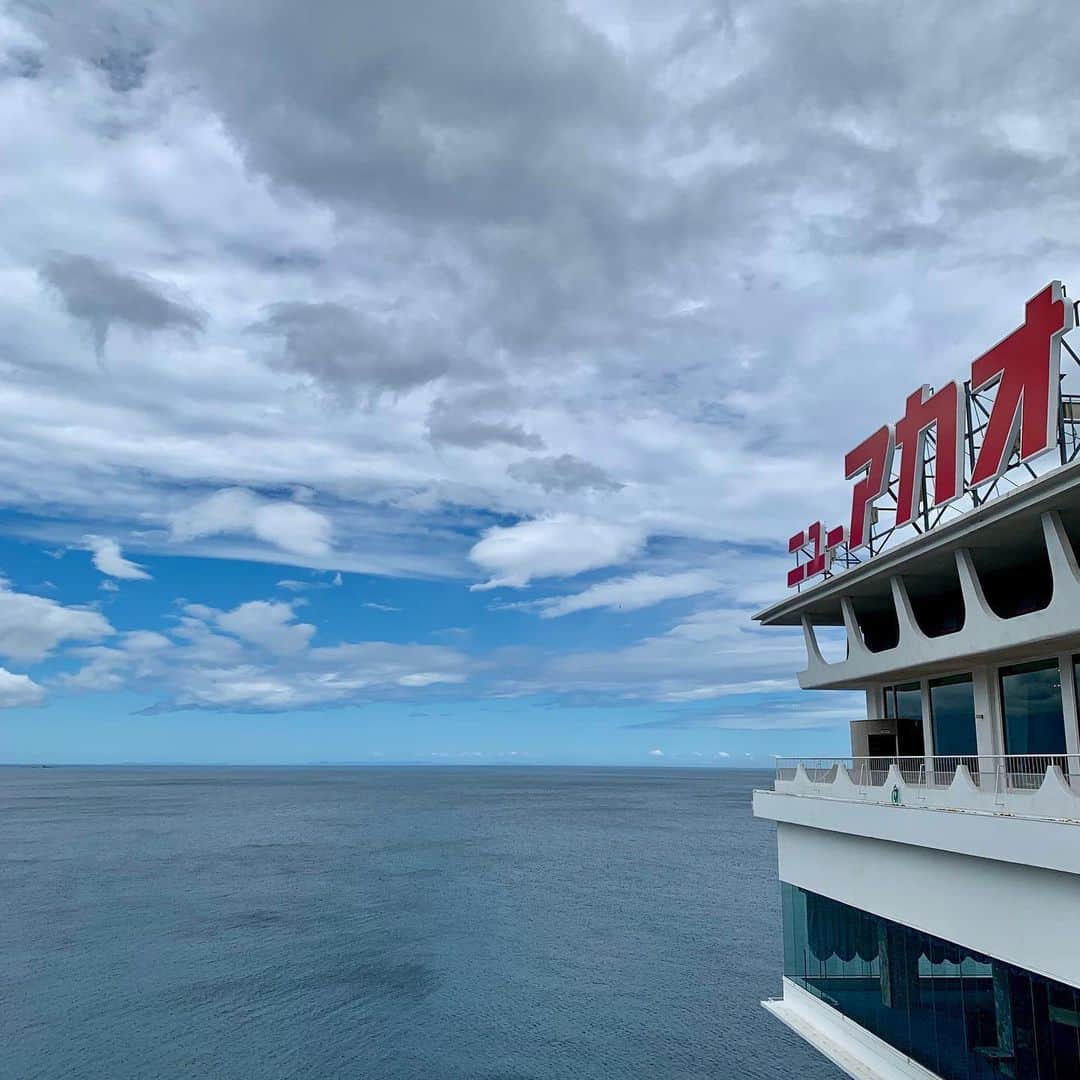 ホテルニューアカオ　熱海温泉＆リゾートのインスタグラム：「ホテルニューアカオは6月10日、11日の2日間クローズ致します。隣接するホテル、ロイヤルウイングと屋外施設のアカオハーブ＆ローズガーデンは通常通り営業しております。  本日は朝からいいお天気で景色がとても綺麗でした✨」