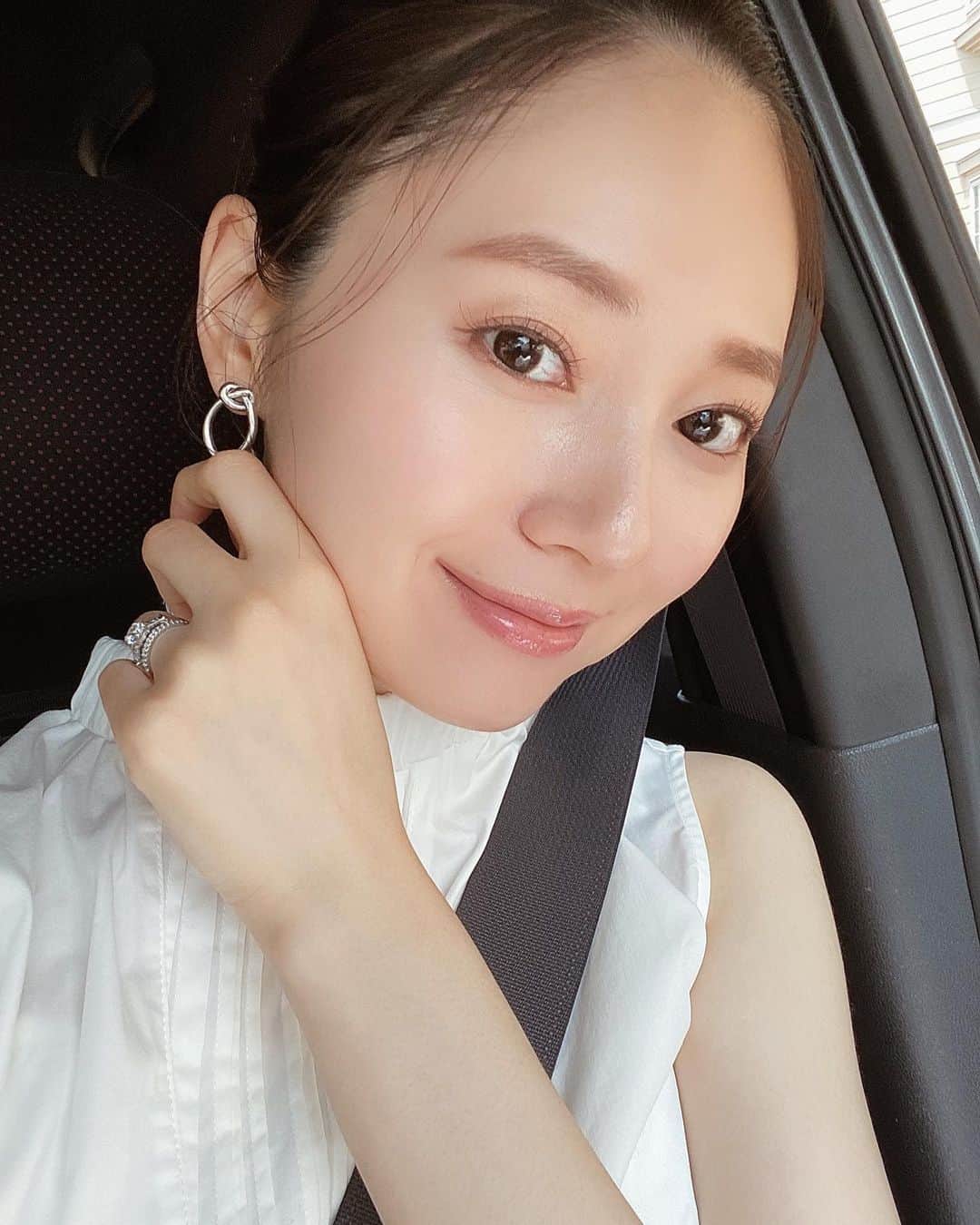 橋本まゆのインスタグラム：「もらってから良く付けている　#philippeaudibert のピアス﻿ ﻿ 少し前まではなんとなくゴールド派だったけどシルバーアクセをよく付ける様になった事に気付いてくれた大事なお友達からの30歳誕生日プレゼント☺️めっちゃ使ってる❣️﻿ ﻿ ありがとう💗﻿ ﻿ 夏日が続いててマスクが辛くなってきた最近。﻿ ファンデーションが崩れる崩れる。 マスクで熱中症にもなりやすいみたいなので皆さん気をつけて下さい🌿﻿ ﻿ #philippeaudiber#silveraccessory#フィリップオーディベール#シルバーピアス#シルバーアクセサリー」