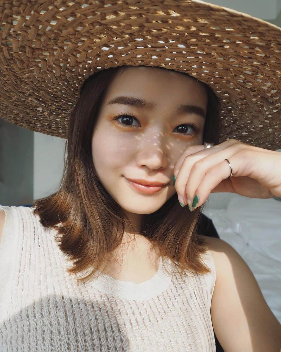 猪鼻ちひろさんのインスタグラム写真 - (猪鼻ちひろInstagram)「☀️☺️👒 お散歩も夏の季節も旅行も好きだし、﻿ 移動は歩きや自転車が多いし、﻿ 今年は特に日焼けが気になるので﻿ 程よく日光を浴びながら﻿ 飲む紫外線ケアも色々試しています！　﻿ ﻿ ワクワクな想像を膨らませて🌼﻿ ﻿ これはアスタリフトから出てるもの。 下地を好きで使っていたから信頼度高め。﻿ ﻿ 紫外線からのダメージを内側から守る力をサポートしてくれるもので、リコピンやビタミン、ポリフェノール、コラーゲンなどなど7種類の美容成分が入っています。毎日続けることで体の抗酸化力をアップしてくれるサプリメント😚🍊﻿ 出かける前に2粒飲むだけなので習慣化しやすいよ◎﻿ ﻿ #ちひろの美容 #ホワイトシールド﻿#アスタリフト﻿#飲む紫外線対策 #wwd_jp_pr #staypositive_stayactive」6月10日 12時06分 - inohanachihiro