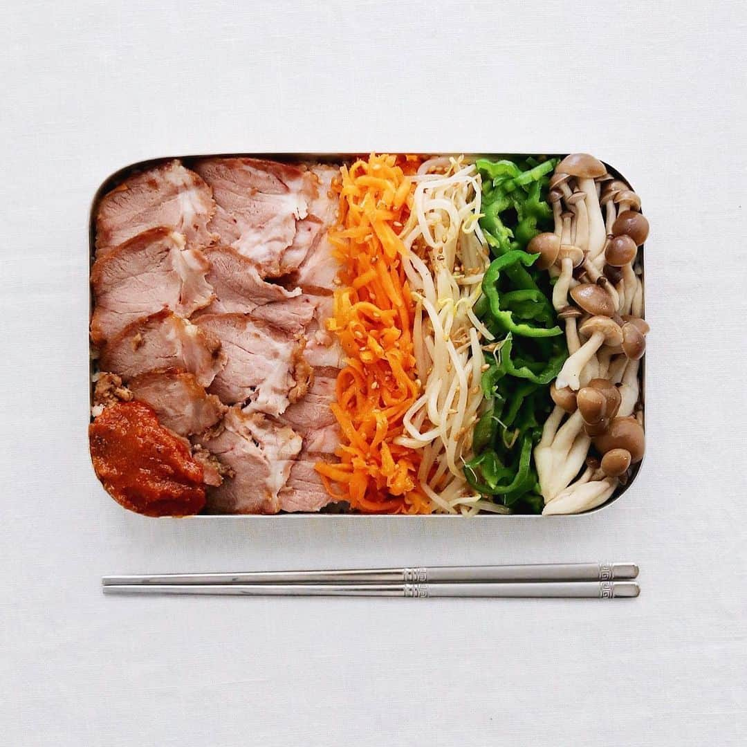 樋口正樹さんのインスタグラム写真 - (樋口正樹Instagram)「roasted pork bento . 今日の昼ご飯は焼豚弁当。 自家製の焼豚の薄切りと 人参、もやし、ピーマン、 しめじのナムルを詰めて。 赤いタレはラブパクです。 . . #お昼ごはん #お弁当 #焼豚弁当 #ラブパク #メスティン #韓国風 #mestin #bento」6月10日 12時07分 - higuccini