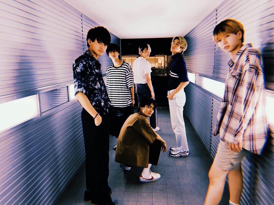 古幡亮（WATWING）のインスタグラム：「今日も暑いな… まだ6月なのに… 暑さになんて負けてられませんね！！！ そこでこの暑さよりもさらにHotな WATWING 夏の盛りだくさんコースのご案内です！！！ 😝  ❶WATWING 初ワンマン！ 『WATWING forWard SHOWCASE』  2020/7/27(mon) @ TSUTAYA O-WEST 15:00start 19:00startのなんと… 2公演やっちゃいます！  今回はファンクラブに入ってくださった皆さま限定の 🔥無料🔥LIVE！！！！ 日ごろ応援してくださる皆さまへの感謝と、これからもたくさんの方にWATWINGを知ってもらいたいなと思ってます！ このLIVE限定のオリジナルペンライトまで出しちゃいます🥺  ❷WATWING 1st EP 「forWard」オンラインサイン会！  WATWINGの初EP「forWard」をご購入頂くと僕たちとリアルタイムで話ができちゃいます✨ き、緊張します…😳 でもいち早く皆さんとお話ができる機会が楽しみすぎます！  2020/6/13(sat) 6/21(sun): 髙橋颯、鈴木曉、古幡亮  2020/6/14(sun) 6/20(sat): 八村倫太郎、桑山隆太、福澤希空  詳しくはWATWINGの公式ファンクラブ、fanwikiや各ホームページを見てねっ  2020夏、WATWING盛りだくさんコースいかがですか？ Tooo Hotじゃないですか？🔥 みんな準備OK？ 僕ら全身全力でいきますよ😝 . . #WATWING #2020 #summer #gift #forWard #forWardshowcase #オンラインサイン会」
