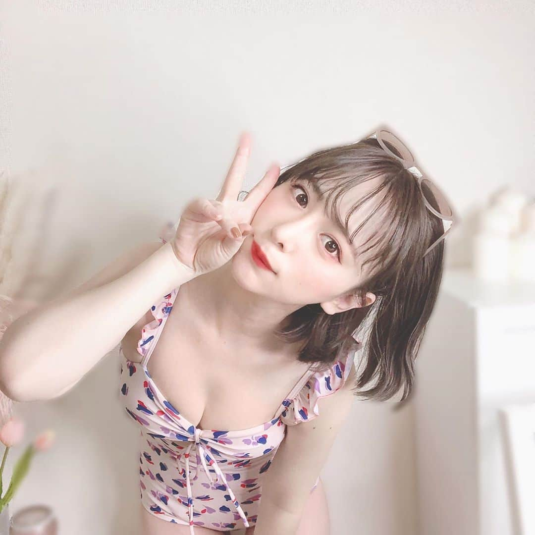 平松可奈子さんのインスタグラム写真 - (平松可奈子Instagram)「. . 載せ忘れてた もう一つの今年の水着👙 ワンピースタイプのものを 選びました〜！！ サングラスも一緒に🕶 . @holidayandholiday_official . #swimwear #水着 #holidayandholiday」6月10日 12時11分 - 11kanaco14