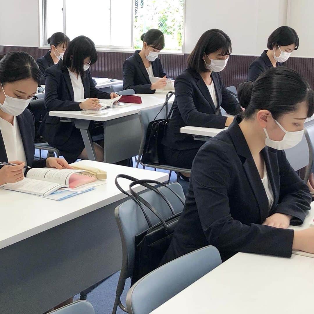 東京観光専門学校さんのインスタグラム写真 - (東京観光専門学校Instagram)「エアラインサービス学科﻿ 就職対策の授業の様子をご紹介👀﻿ 2年生になるとスーツ姿も﻿ すっかり板についていますね♡﻿ ﻿ 皆さん、とても集中して勉強していたので﻿ 邪魔にならないように﻿ そ〜っと撮影させてもらいました🤫💦﻿ ﻿ さすがエアライン業界を目指す学生達﻿ 座っている姿勢もとてもキレイで﻿ 1年生達の良いお手本です☺️✨﻿ ﻿ 6月の日曜日はエアラインスタッフ体験が﻿ 出来るオープンキャンパスを行っています﻿ ホームページにてご予約受付中😄📱﻿ ﻿ #専門学校﻿ #エアライン﻿ #キャビンアテンダント﻿ #グランドスタッフ﻿ #エアポート﻿ #CA﻿ #GS﻿ #GH﻿ #空港﻿ #空港で働きたい﻿ #世界で活躍﻿ #エアラインスタッフ﻿ #オープンキャンパス﻿ #オーキャン﻿ #AO入学﻿ #AO入試﻿ #AO特待生」6月10日 12時12分 - tokan_1967